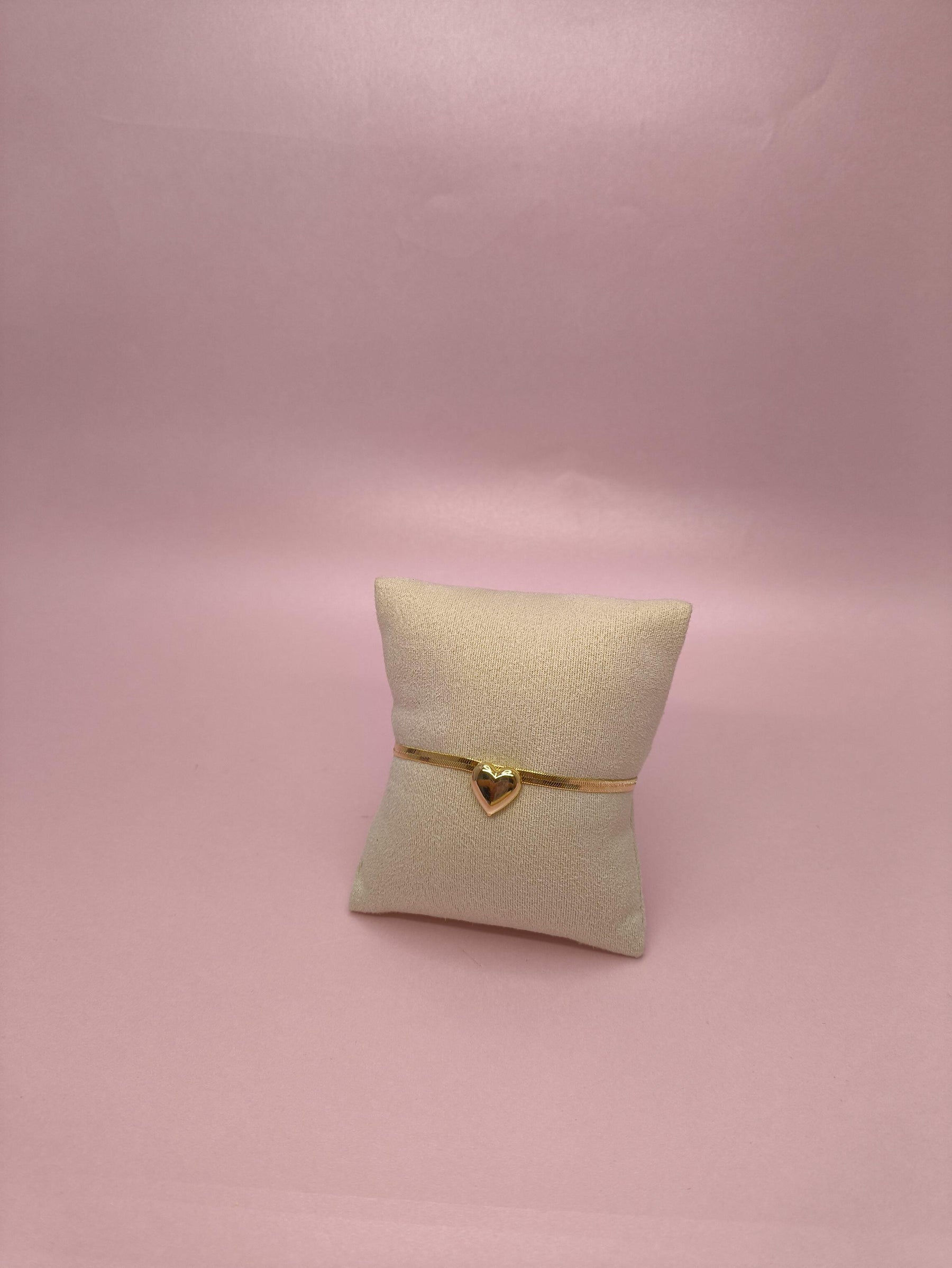 Pulseira Laminada com Coração: delicadeza romântica em cada detalhe do seu look