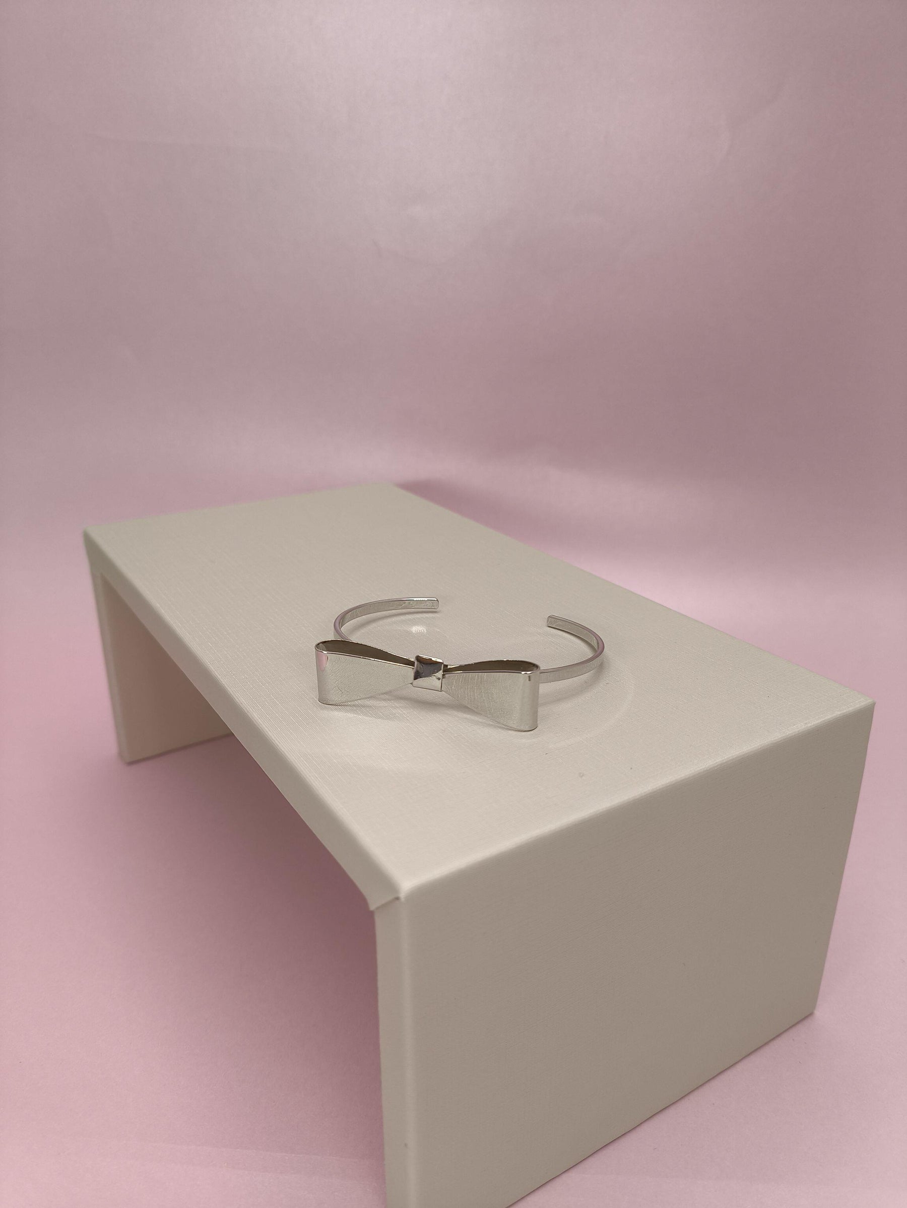 Bracelete Laço: Elegância Romântica Com Design Delicado