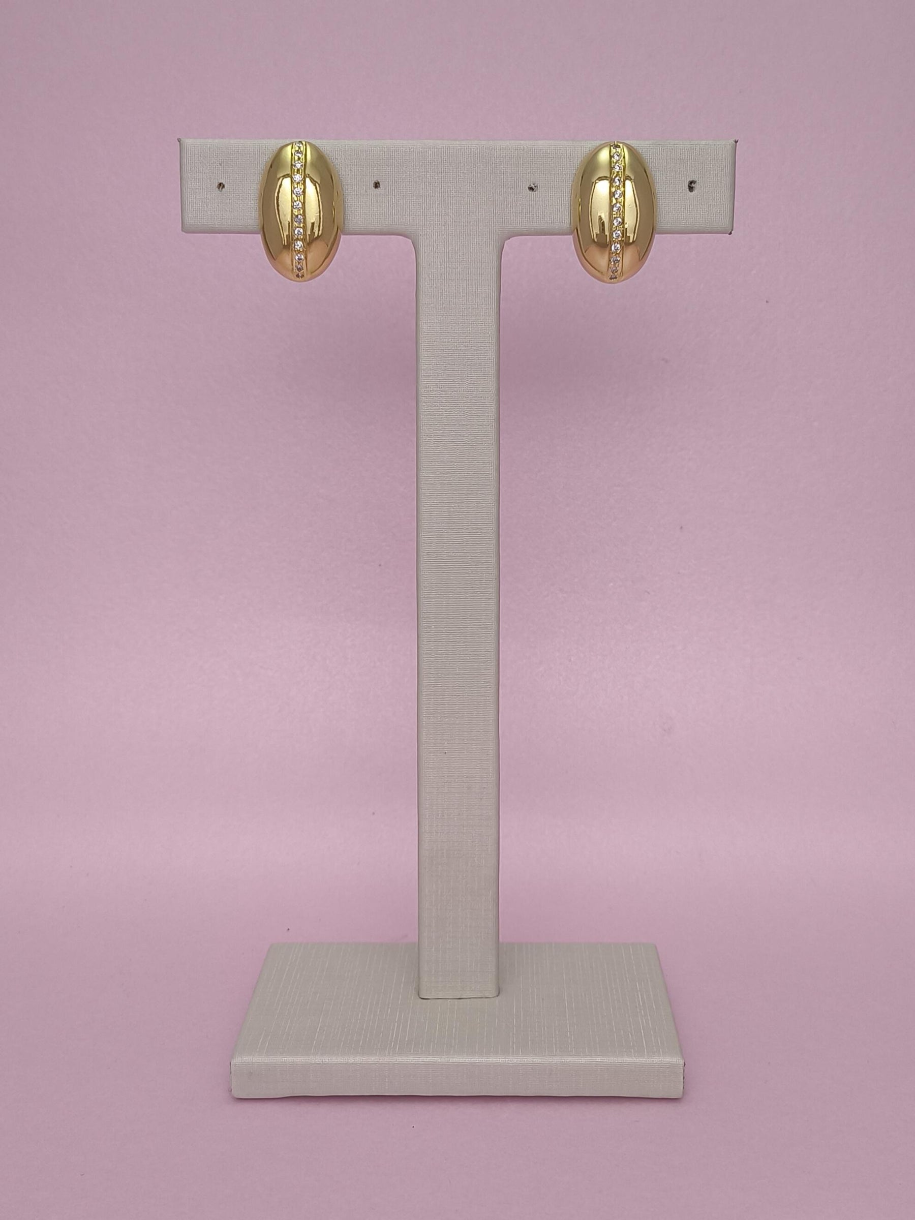 Brinco Liso Cravejado: Sofisticação Minimalista Com Brilho Delicado