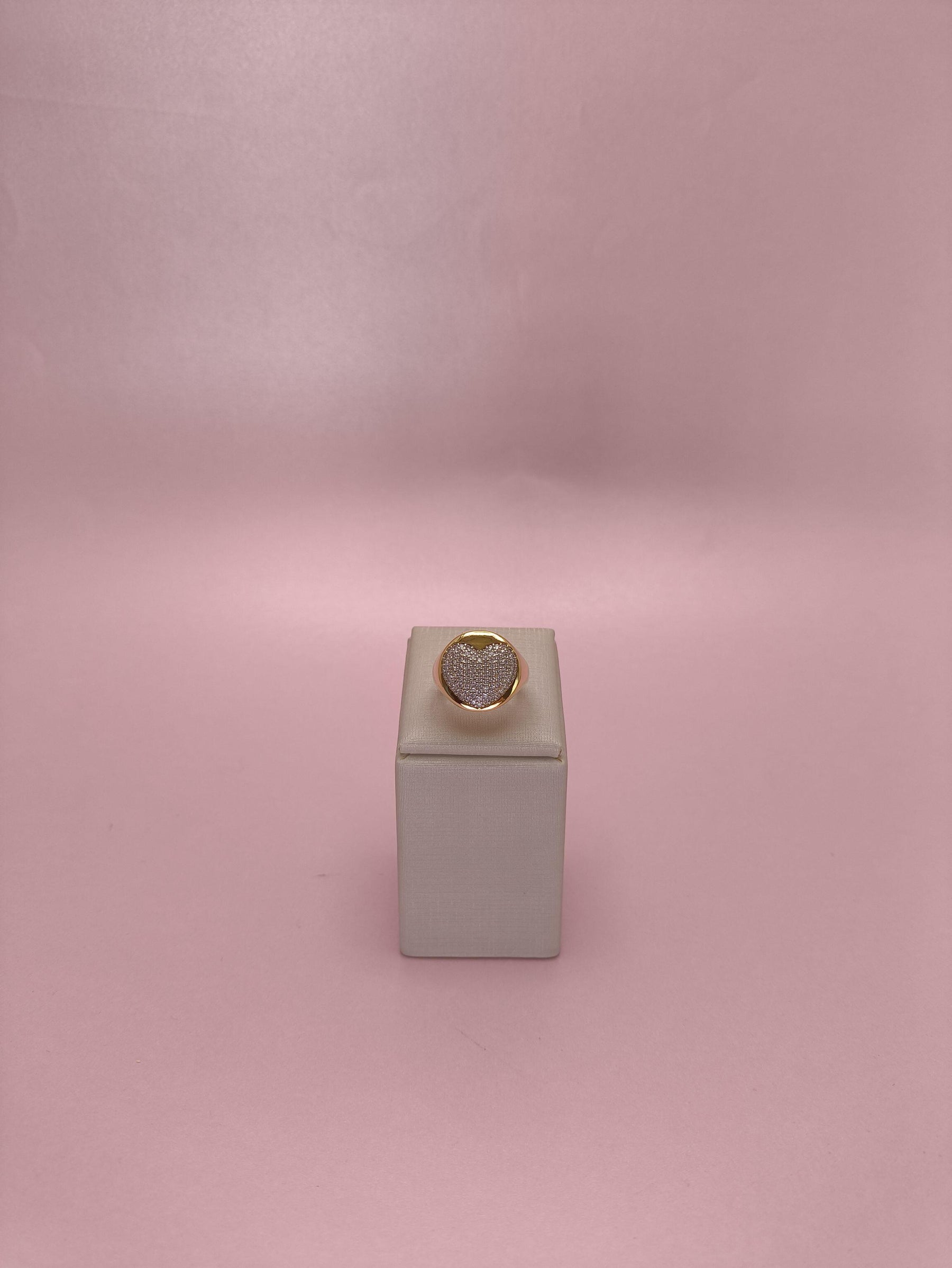 Anel Redondo com Coração Cravejado