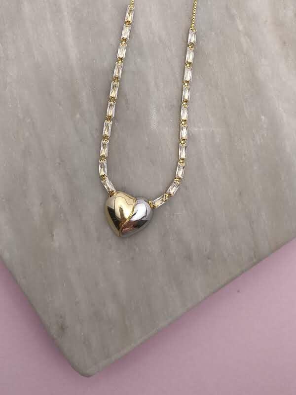 Colar com baguetes e pingente de coração due colori