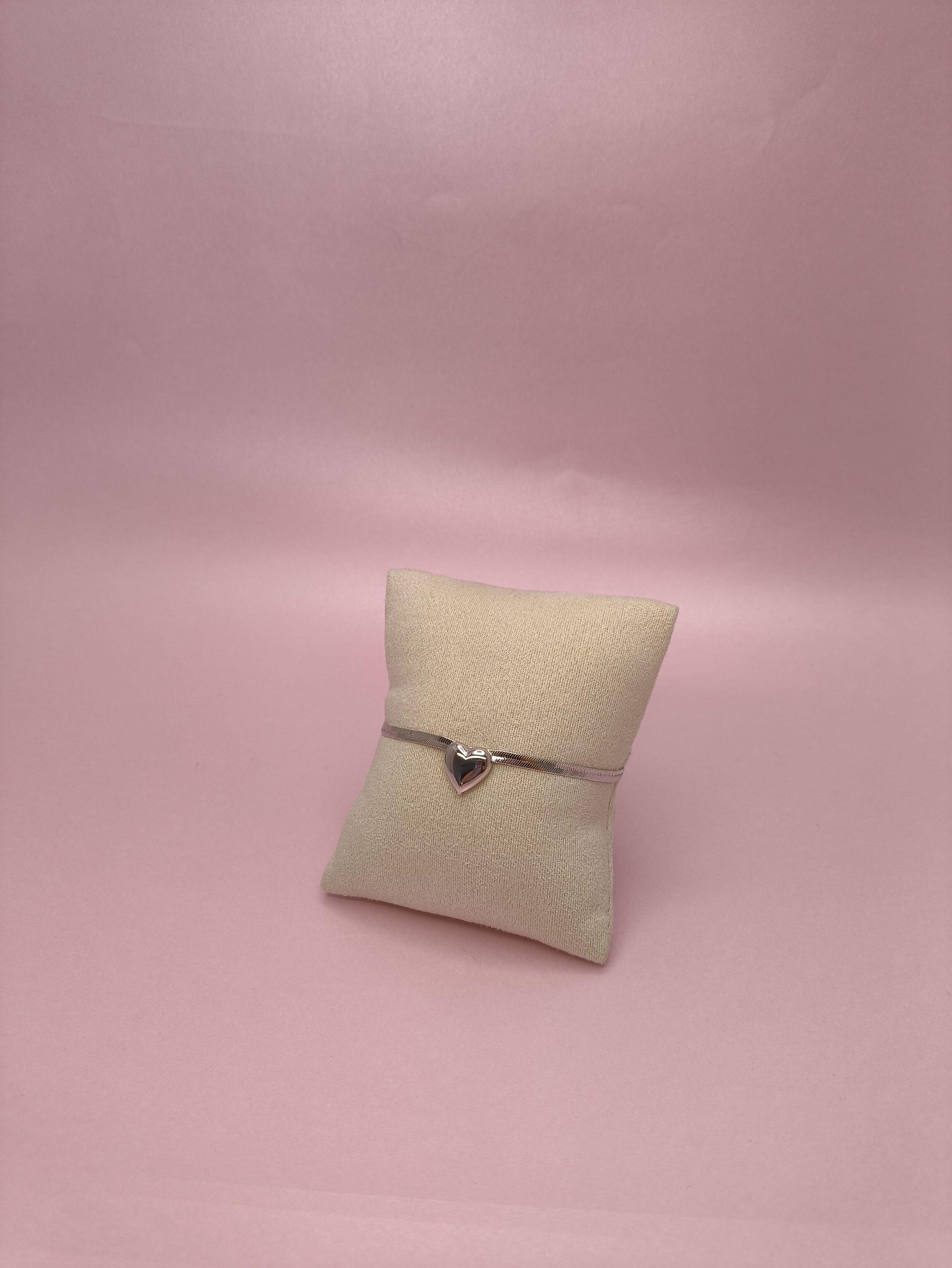 Pulseira Laminada com Coração: delicadeza romântica em cada detalhe do seu look