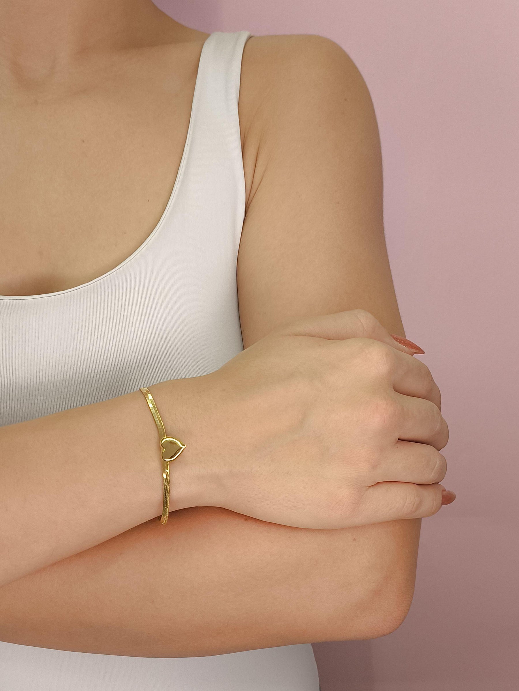 Pulseira Laminada com Coração: delicadeza romântica em cada detalhe do seu look