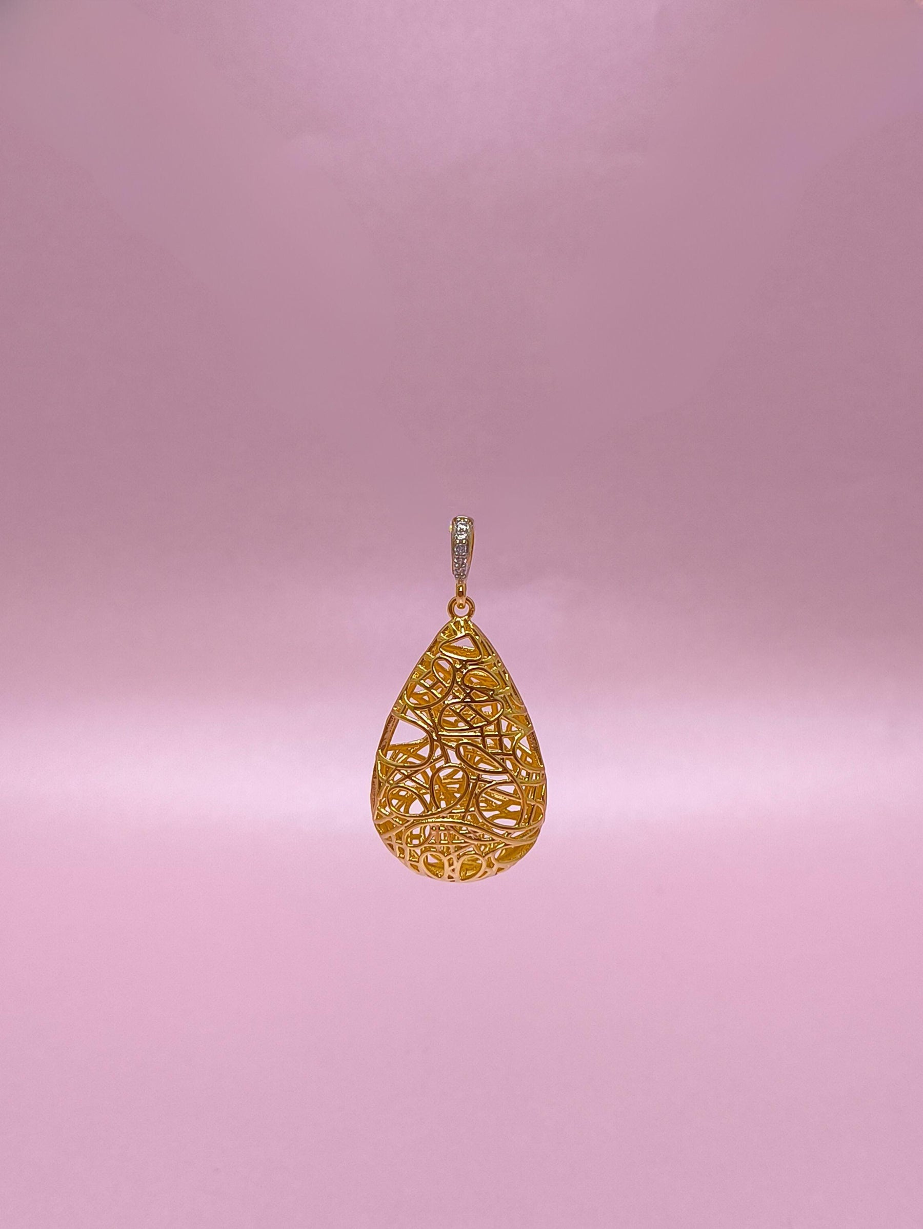 Pingente Gota Desenhada: brilho delicado com contraste sofisticado em cada traço da peça