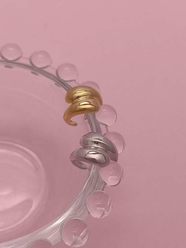 Piercing Falso Due Gota: autenticidade e brilho em um detalhe moderno e sem furos