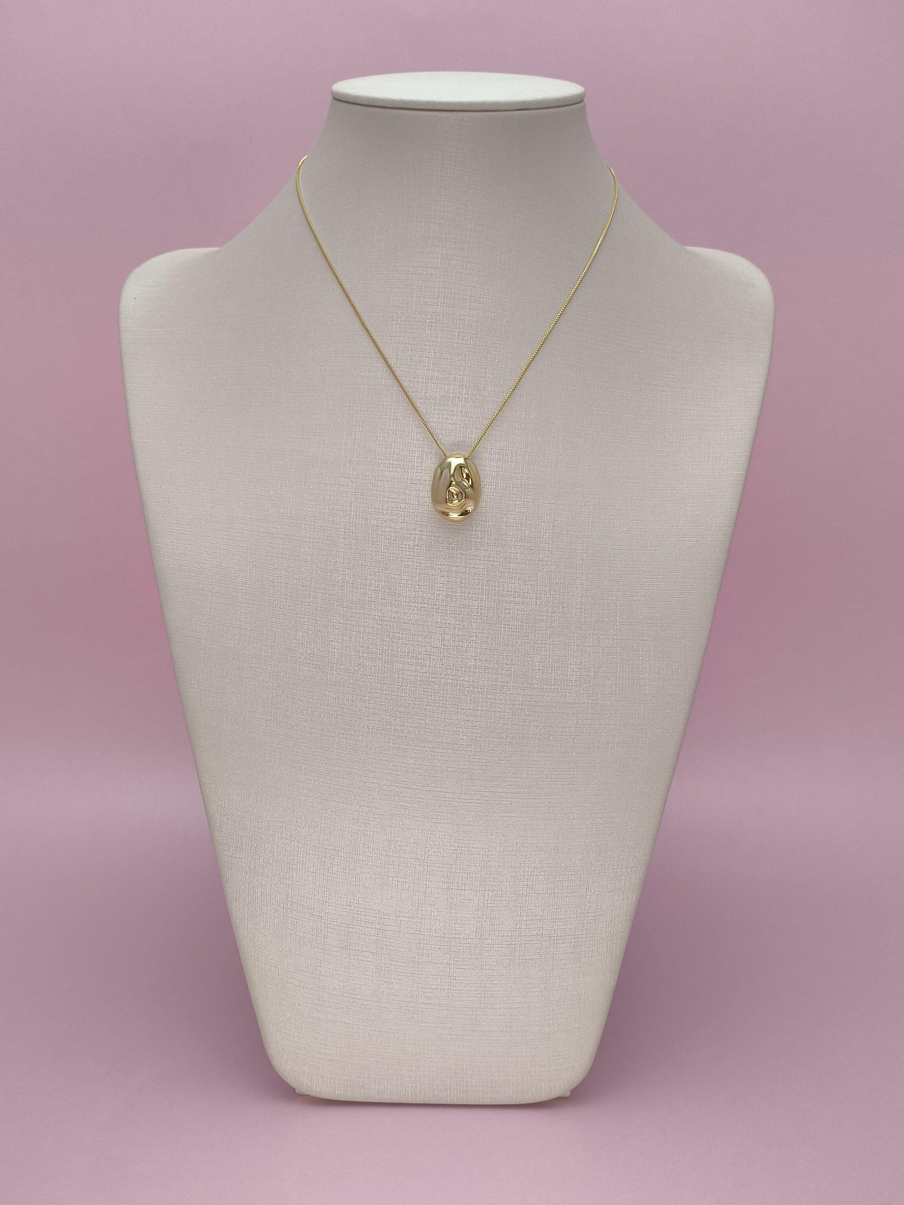 Colar com Pingente Oval Martelado