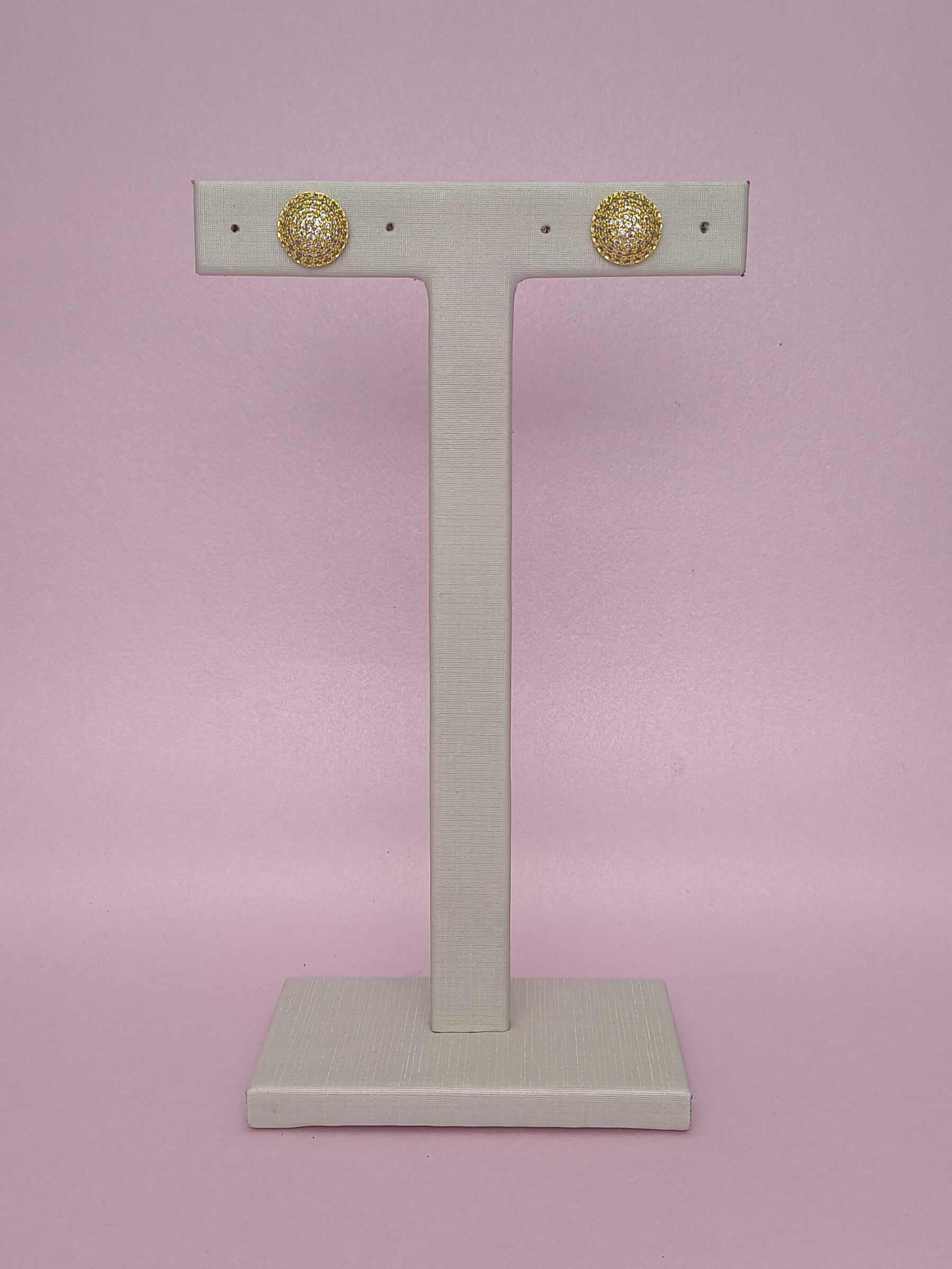 Brinco Botão Cravejado M: Elegância Em Tamanho Médio Com Brilho Sofisticado