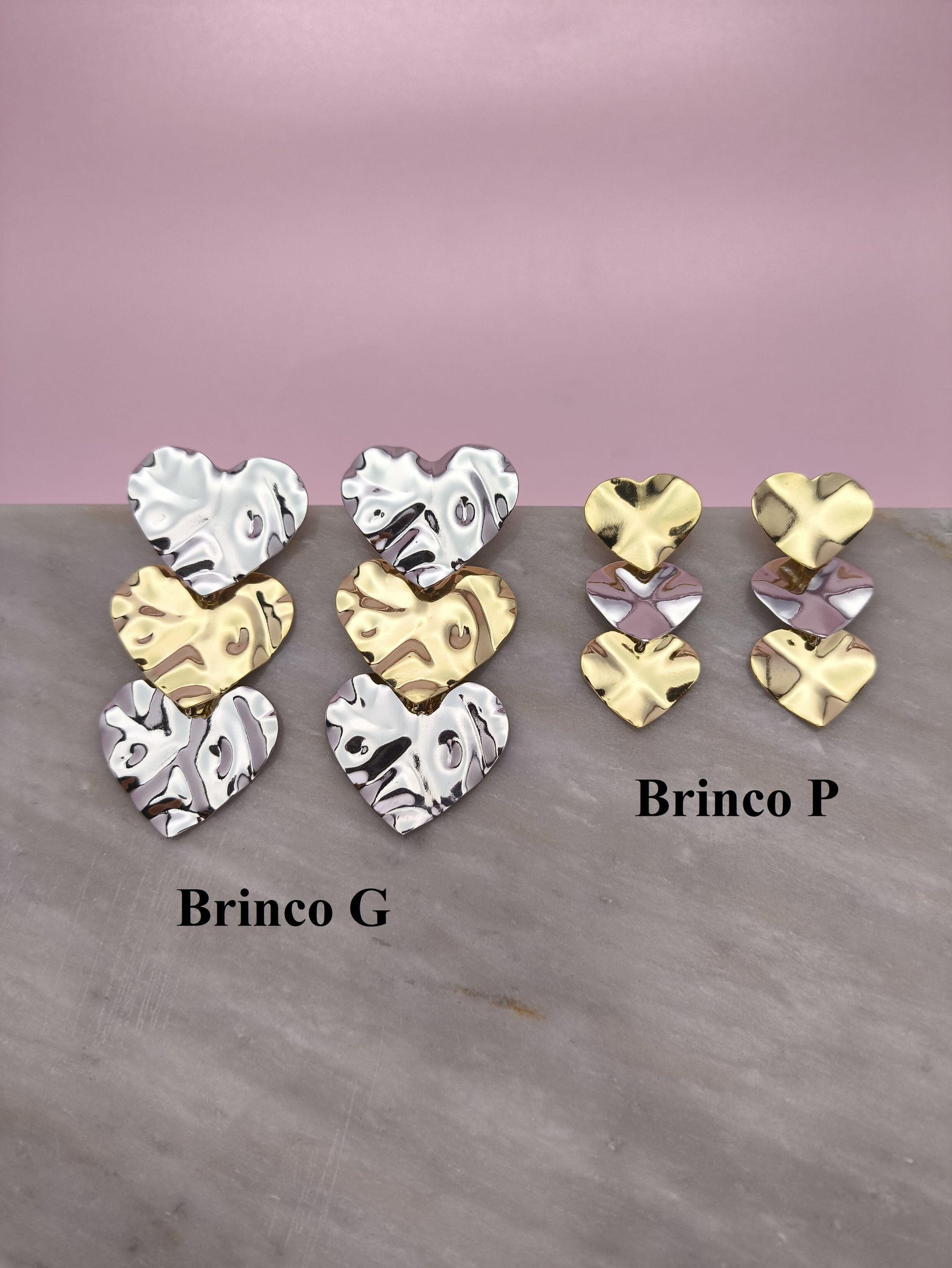 Brinco 3 Corações Martelados G: Elegância Marcante Com Design Sofisticado