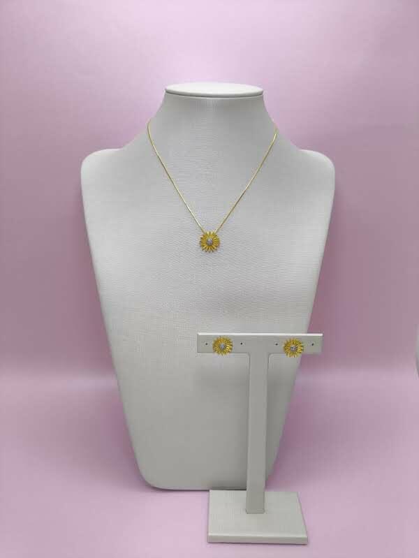 Conjunto Margarida: delicadeza floral com brilho atemporal