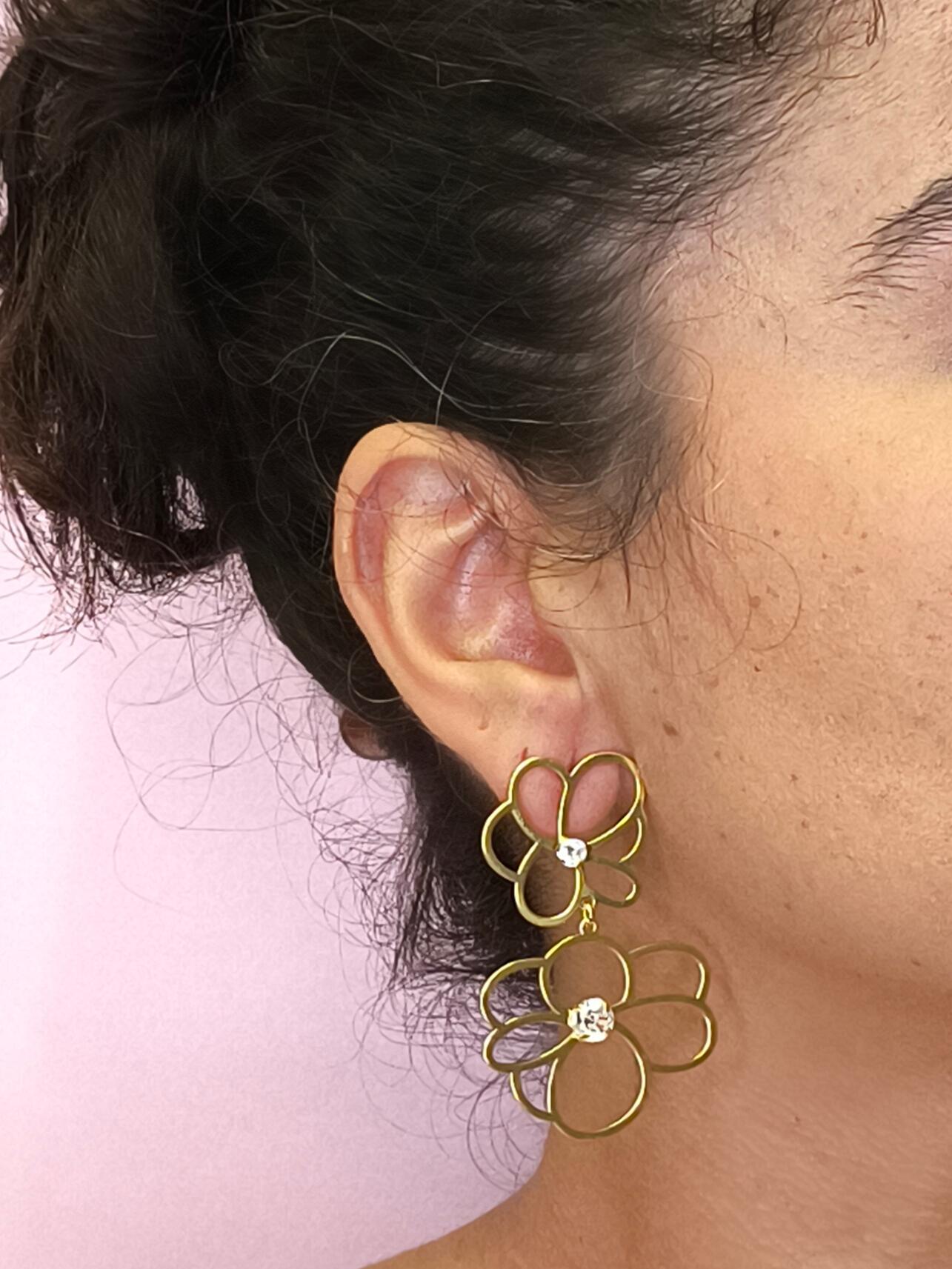 Brinco Peônias 2: Elegância Floral Com Brilho Intenso