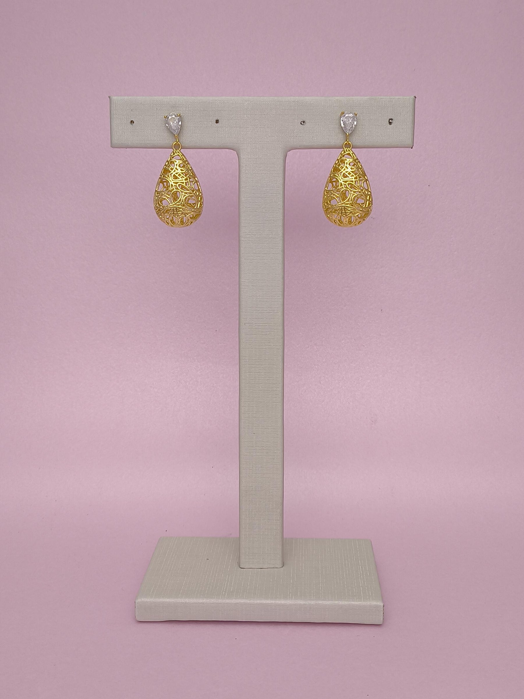 Brinco Gota Desenhada: Elegância Suave Com Design Delicado