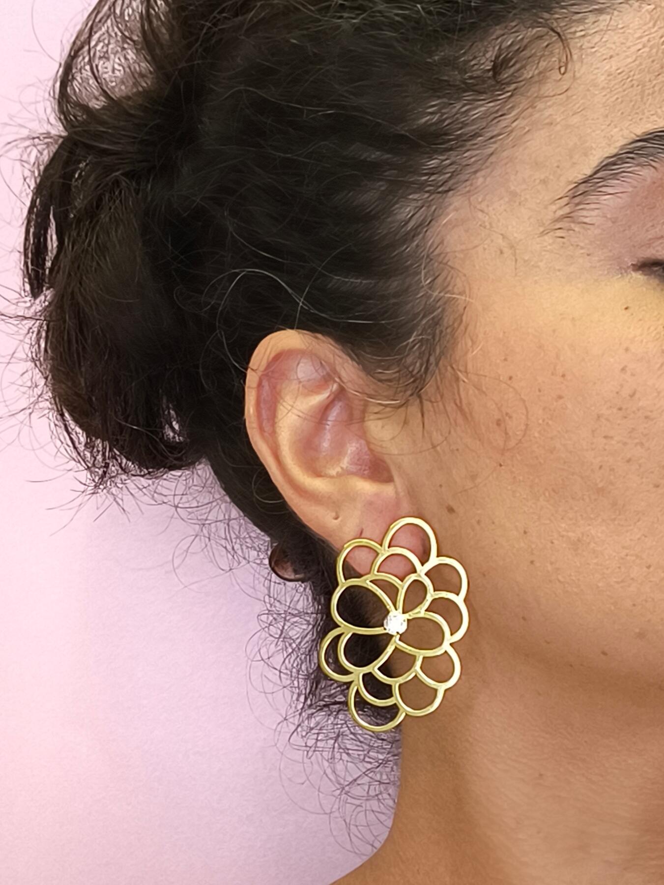 Brinco Peônias 1: Delicadeza Floral Com Design Sofisticado