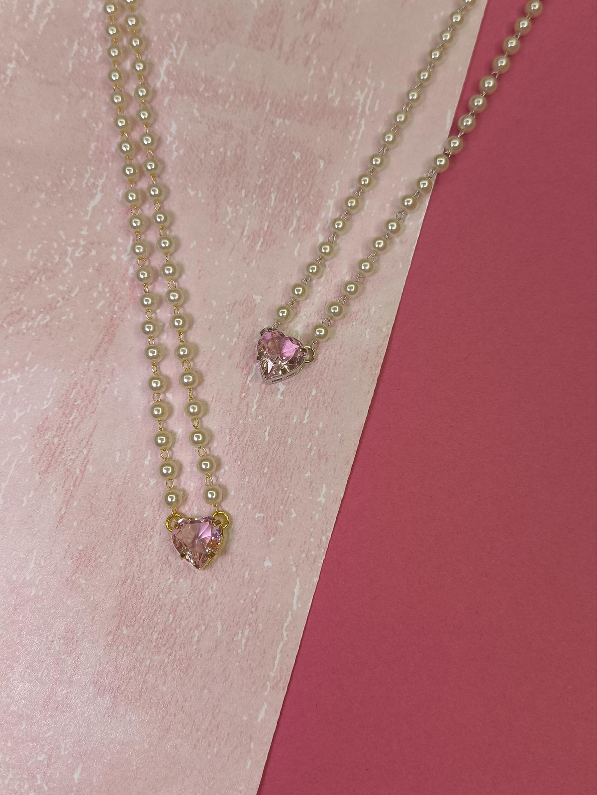 Colar de Pérolas com Coração Rosa