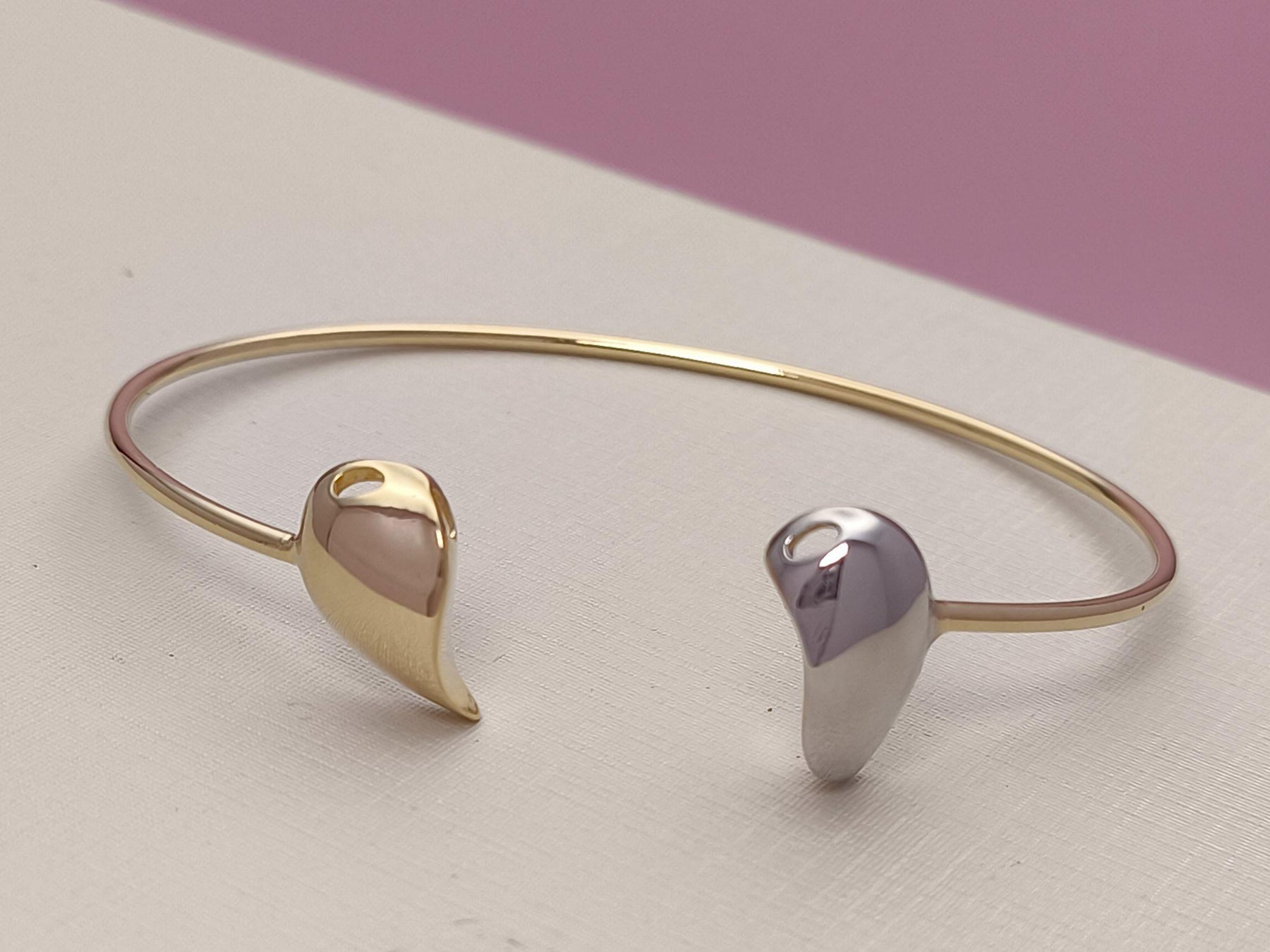 Bracelete Com Coração Due Colori: Elegância Bicolor Com Toque Romântico