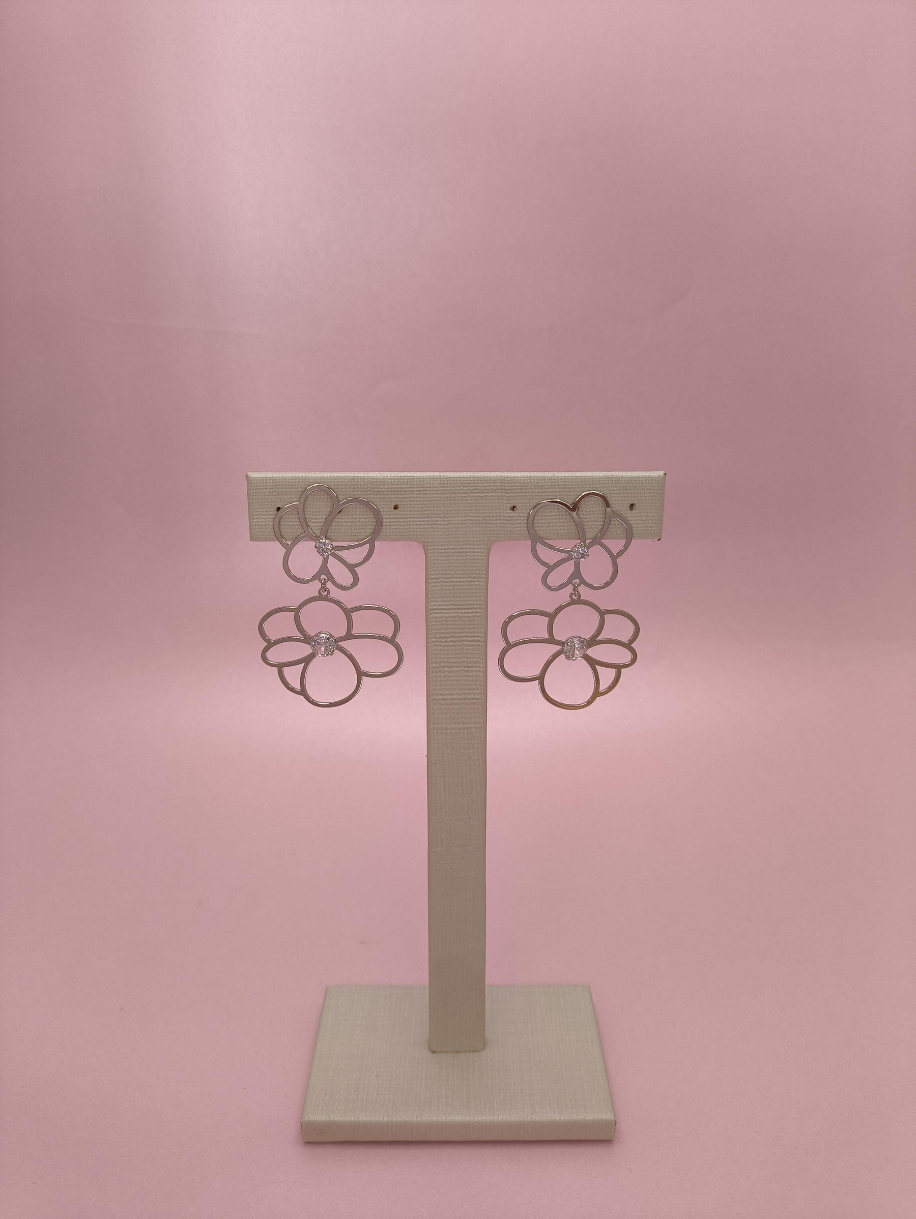 Brinco Peônias 2: Elegância Floral Com Brilho Intenso