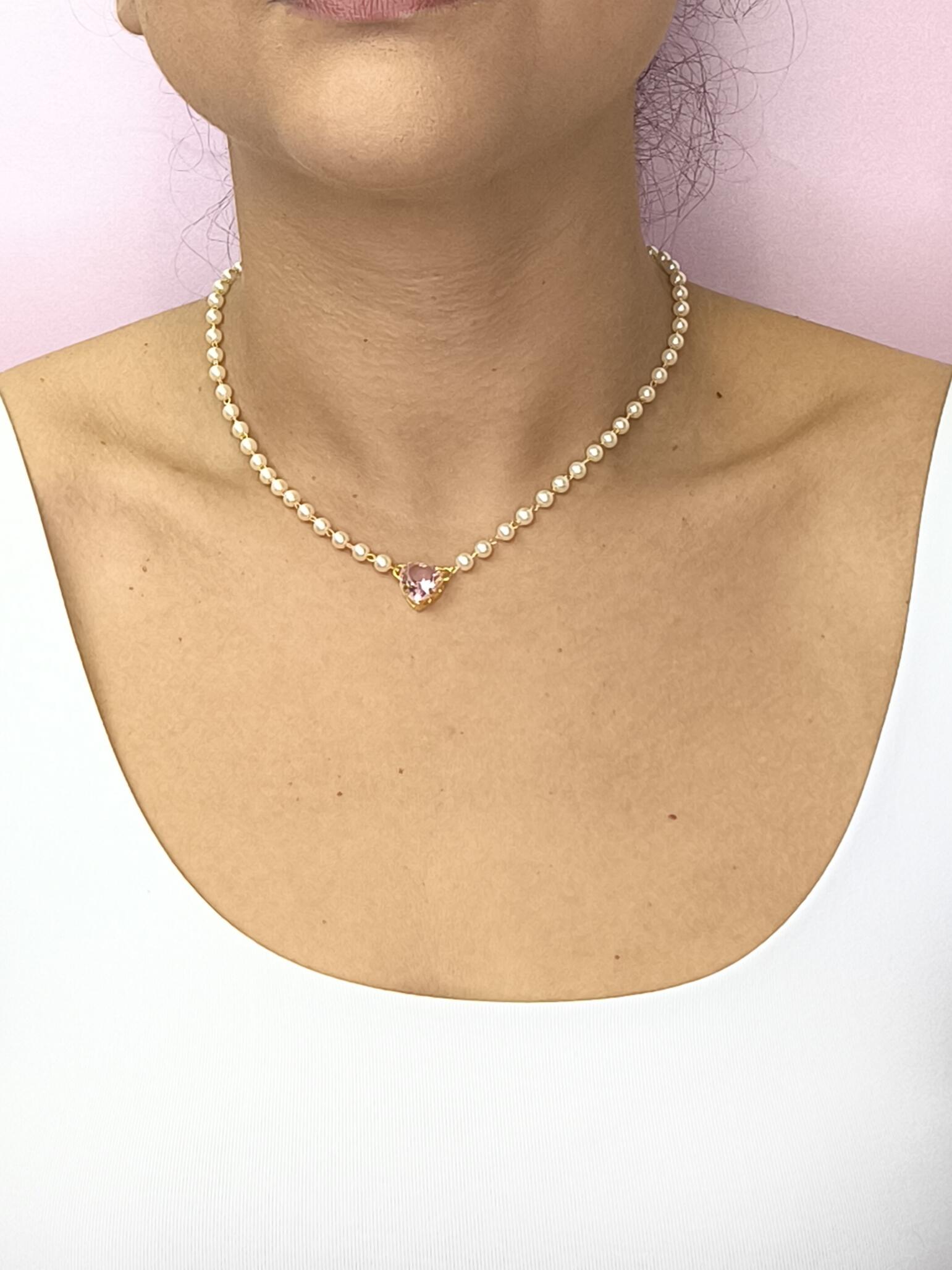 Colar de Pérolas com Coração Rosa