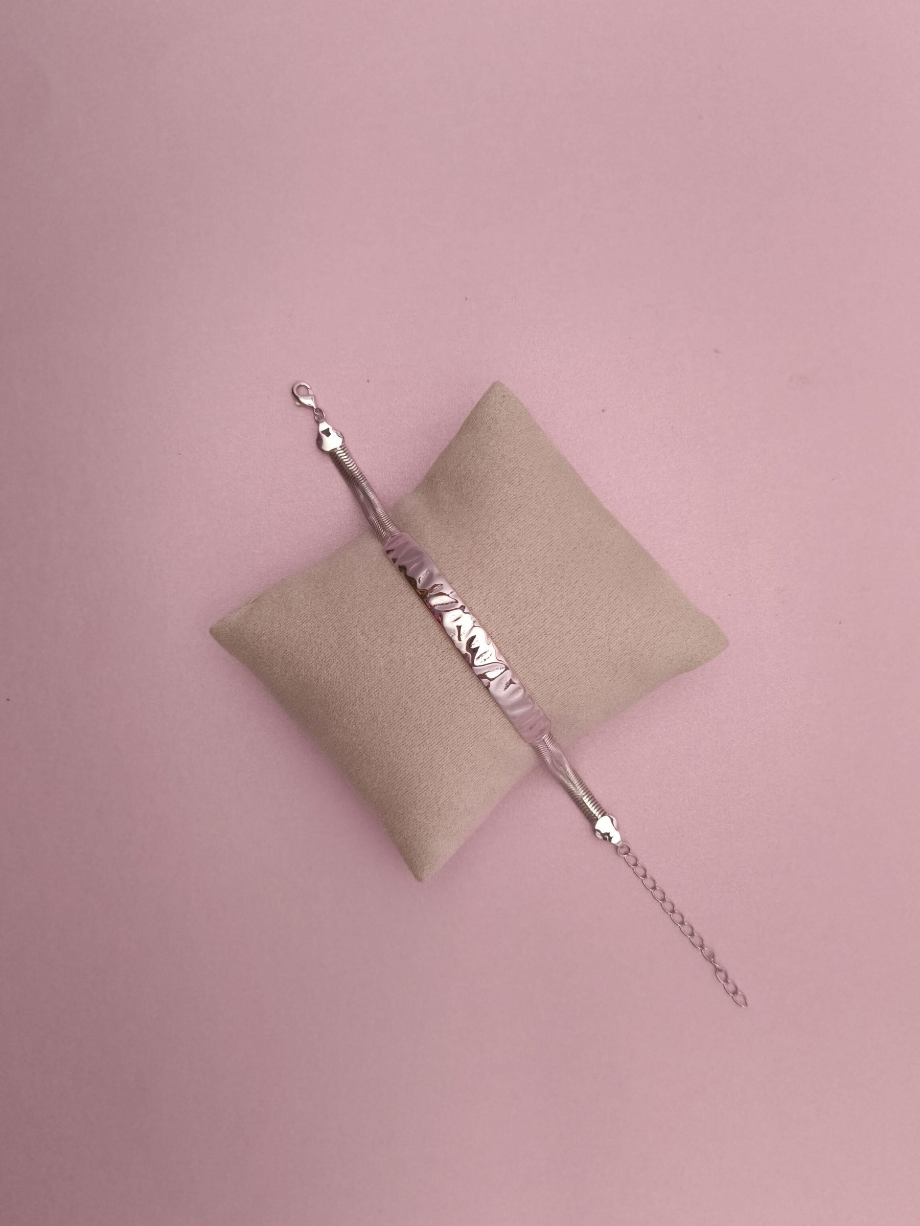 Pulseira Malha com Detalhe Martelado: textura elegante e acabamento brilhante para destacar o seu estilo