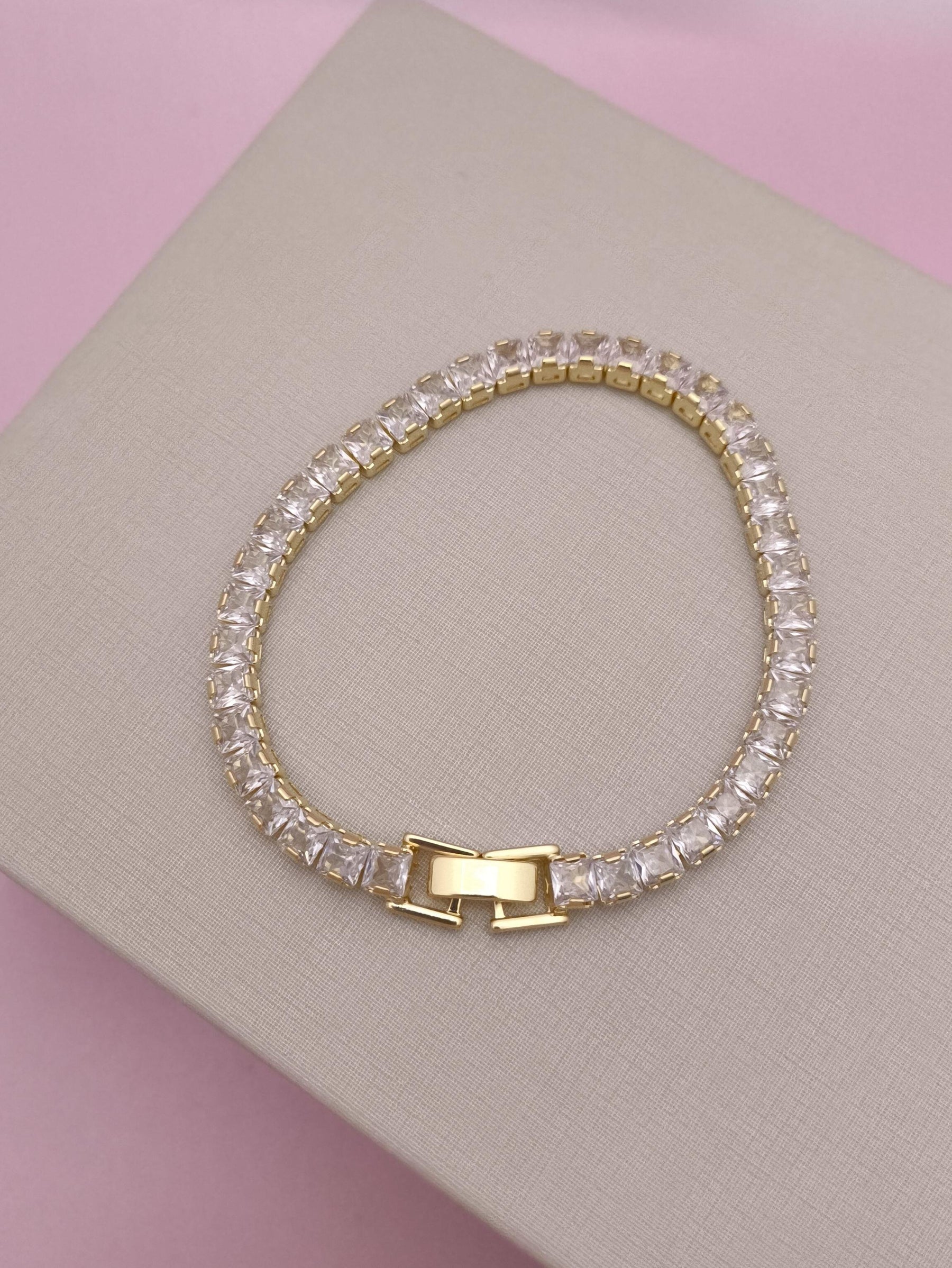 Pulseira Riviera Carré 4 mm: brilho marcante em cada detalhe para destacar sua elegância