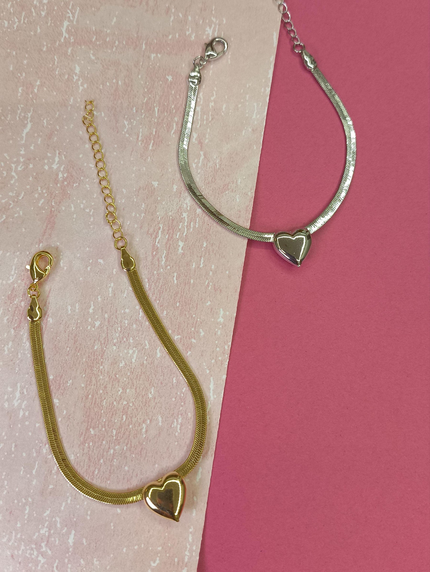 Pulseira Laminada com Coração: delicadeza romântica em cada detalhe do seu look