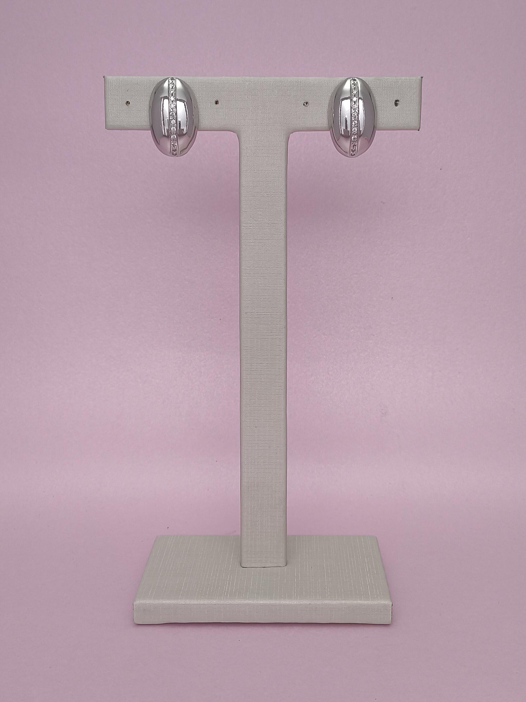 Brinco Liso Cravejado: Sofisticação Minimalista Com Brilho Delicado