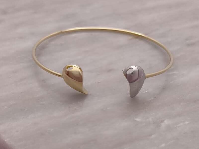 Bracelete Com Coração Due Colori: Elegância Bicolor Com Toque Romântico