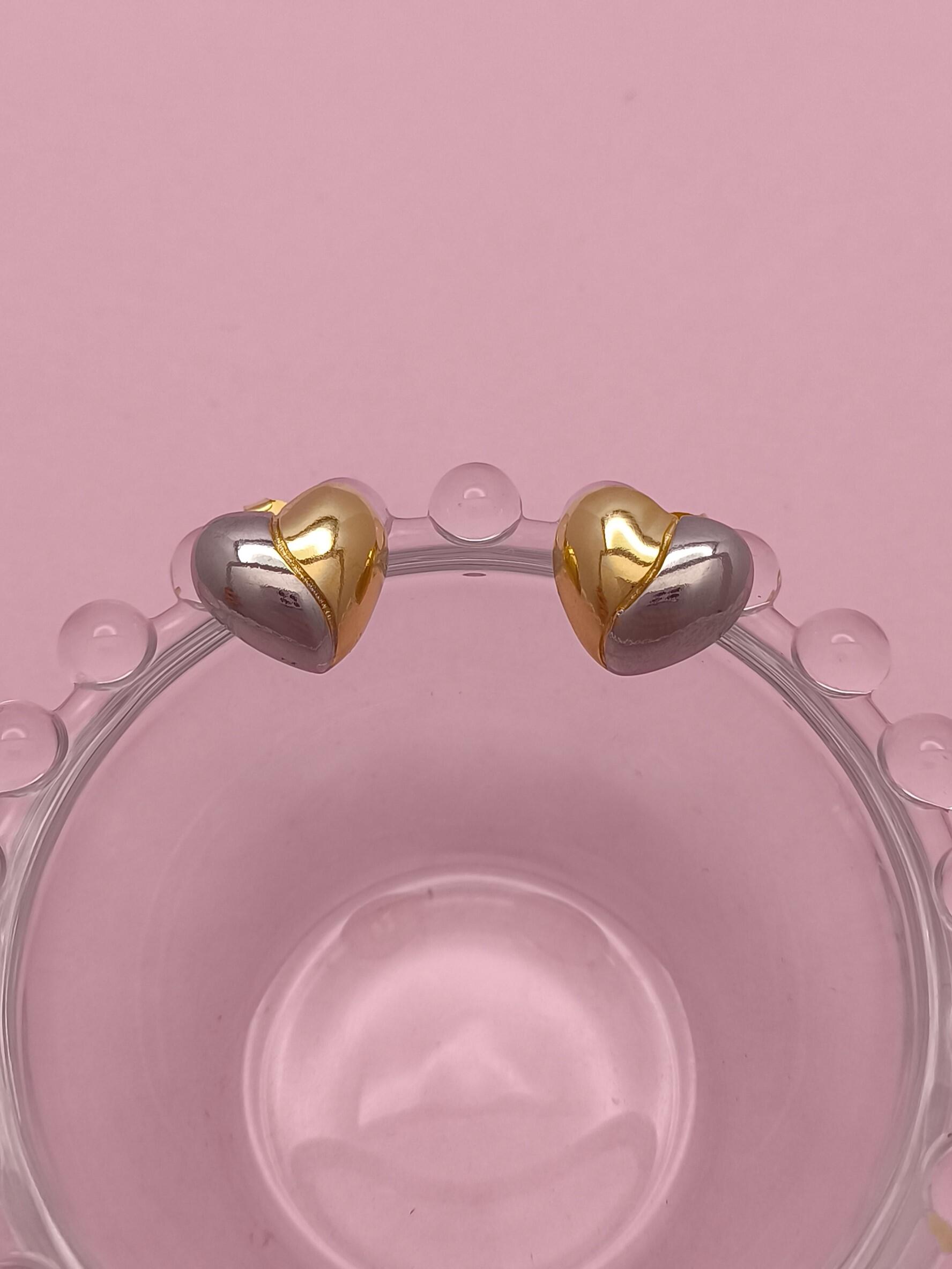 Brinco De Coração Due Colori: Charme Bicolor Com Design Sofisticado