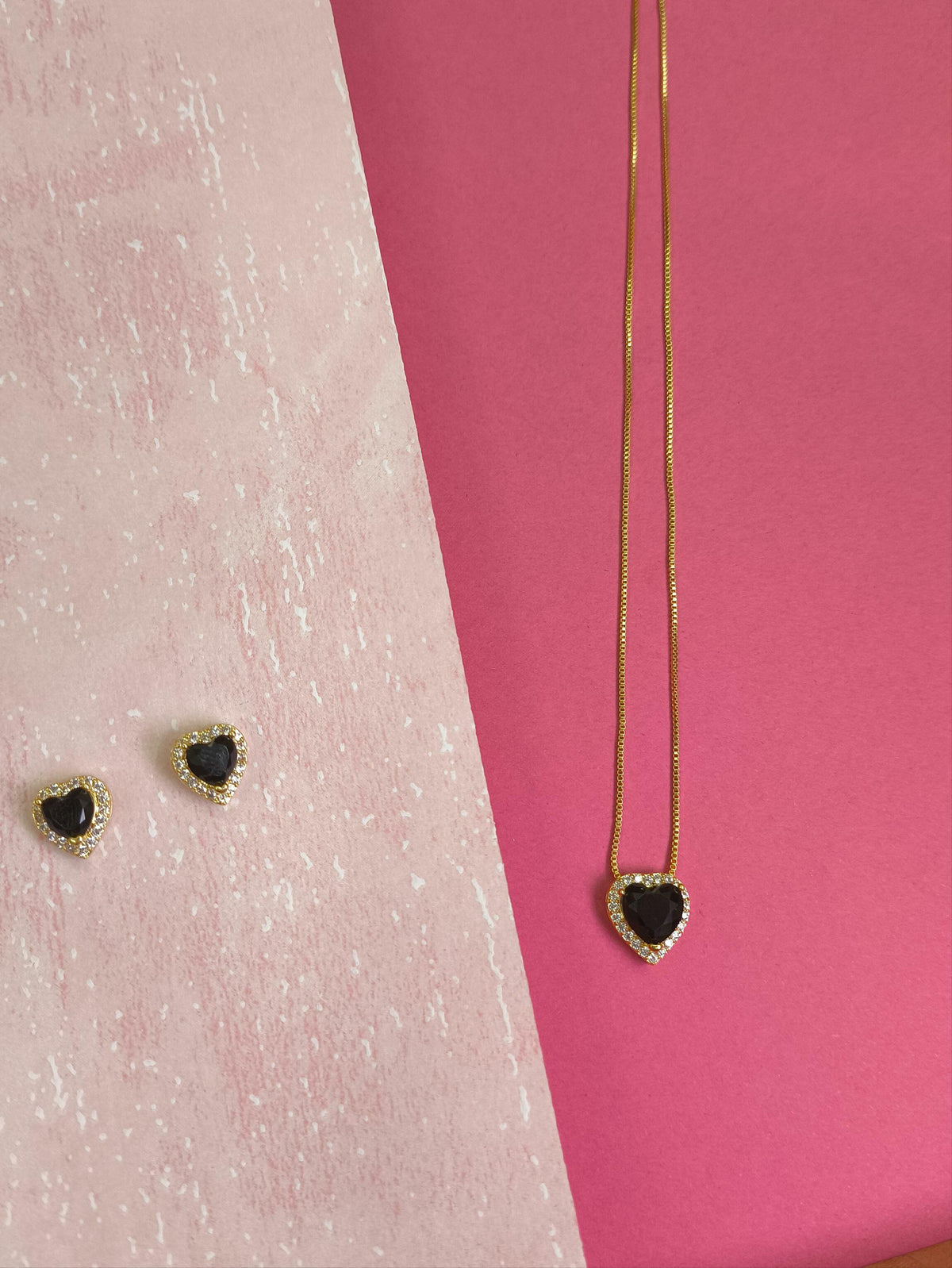 Conjunto Coração Preto Cravejado: elegância com um toque de mistério