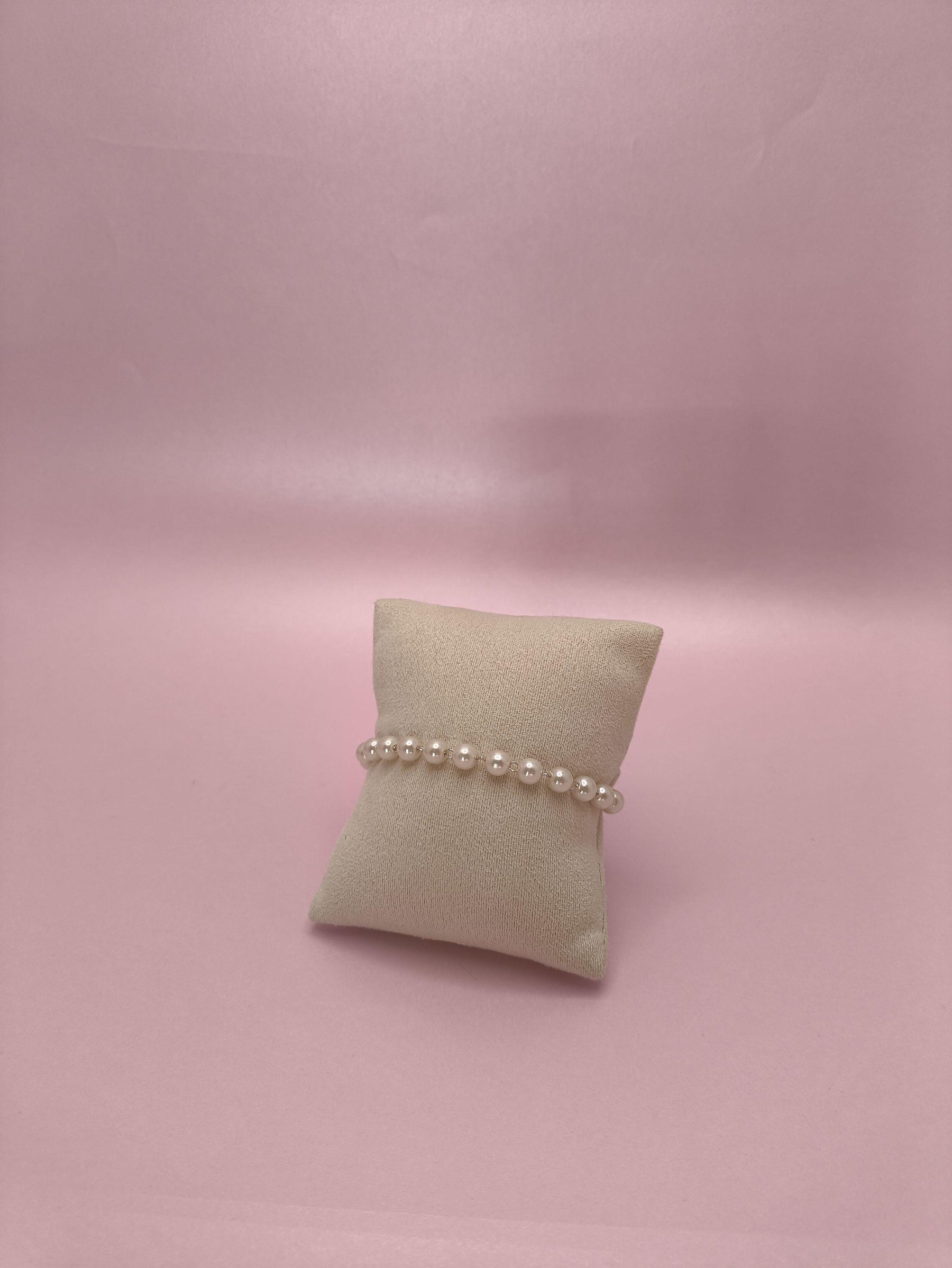 Pulseira com Pérolas Redondas: um clássico moderno que combina delicadeza, brilho e sofisticação