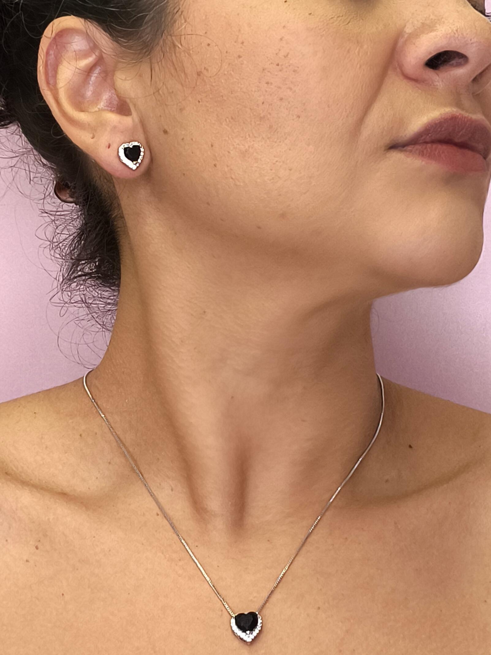 Conjunto Coração Preto Cravejado: elegância com um toque de mistério