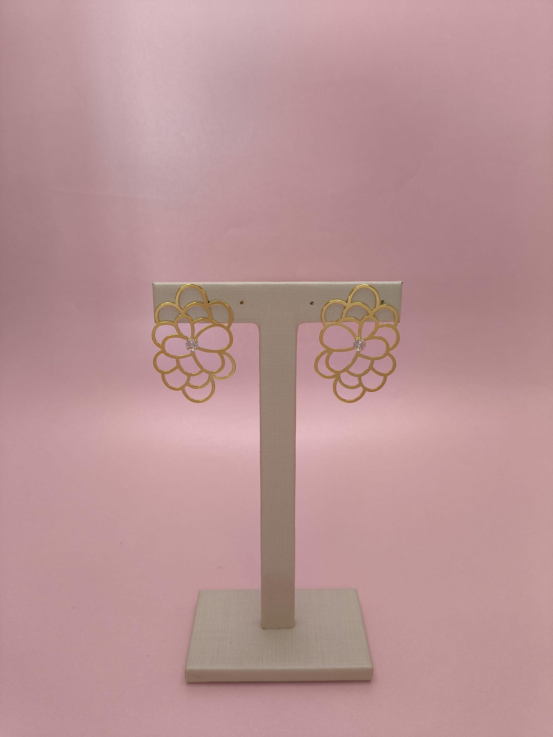 Brinco Peônias 1: Delicadeza Floral Com Design Sofisticado