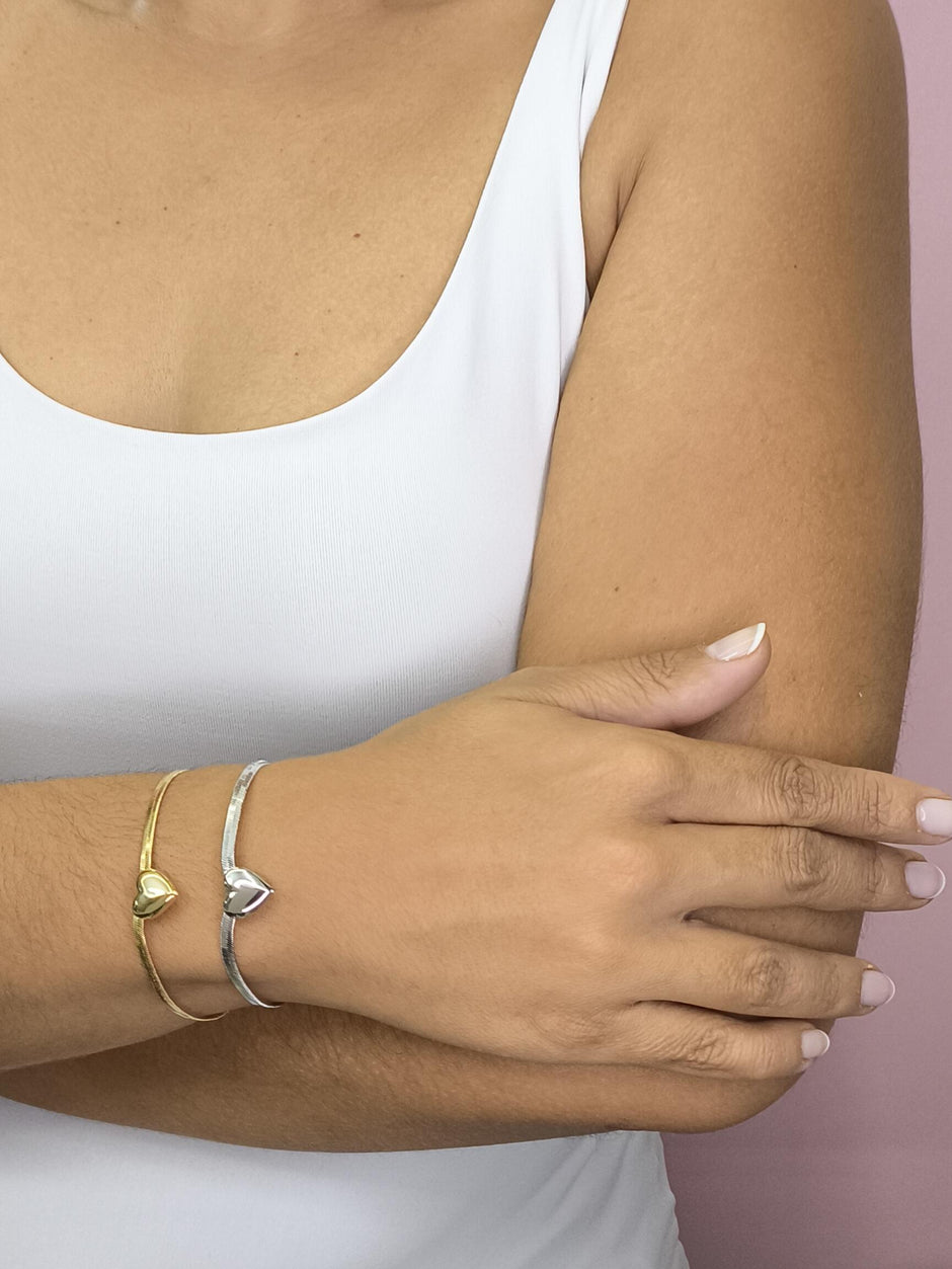 Pulseira Laminada com Coração: delicadeza romântica em cada detalhe do seu look