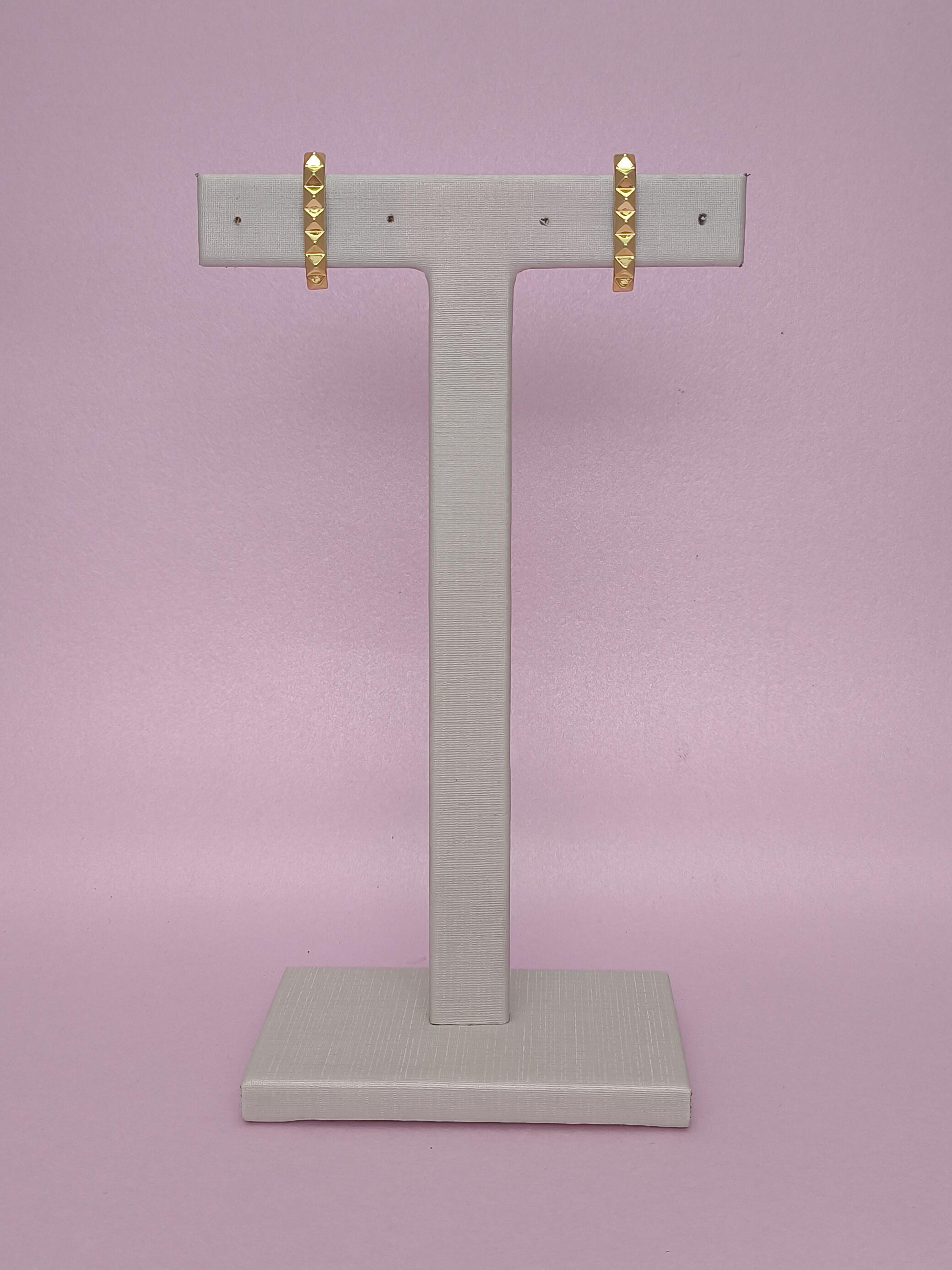 Ear Hook Linear Triângulos: sofisticação geométrica para um visual marcante