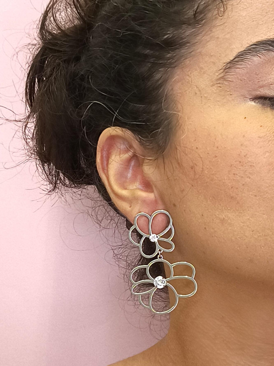 Brinco Peônias 2: Elegância Floral Com Brilho Intenso