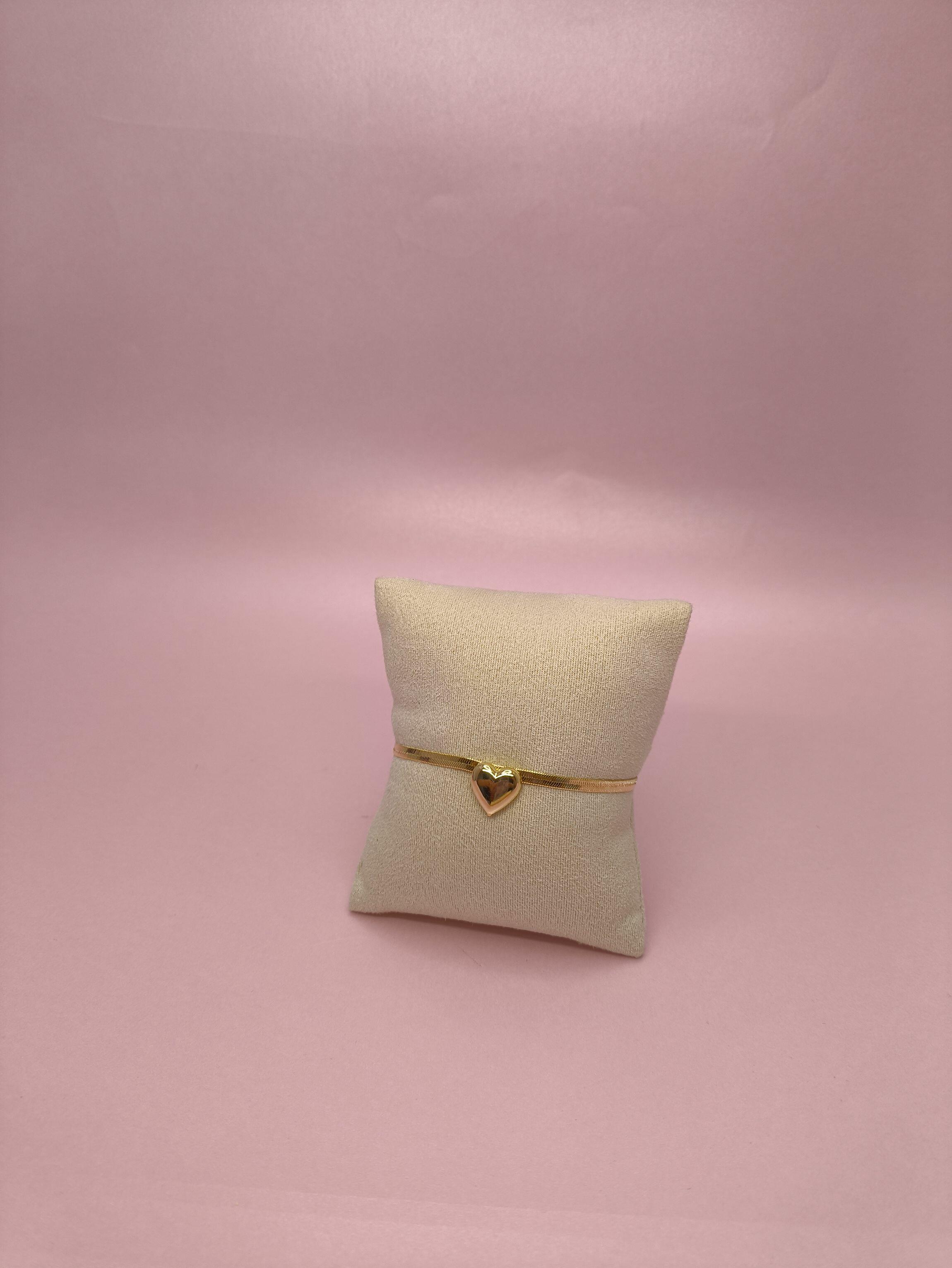 Pulseira Laminada com Coração: delicadeza romântica em cada detalhe do seu look