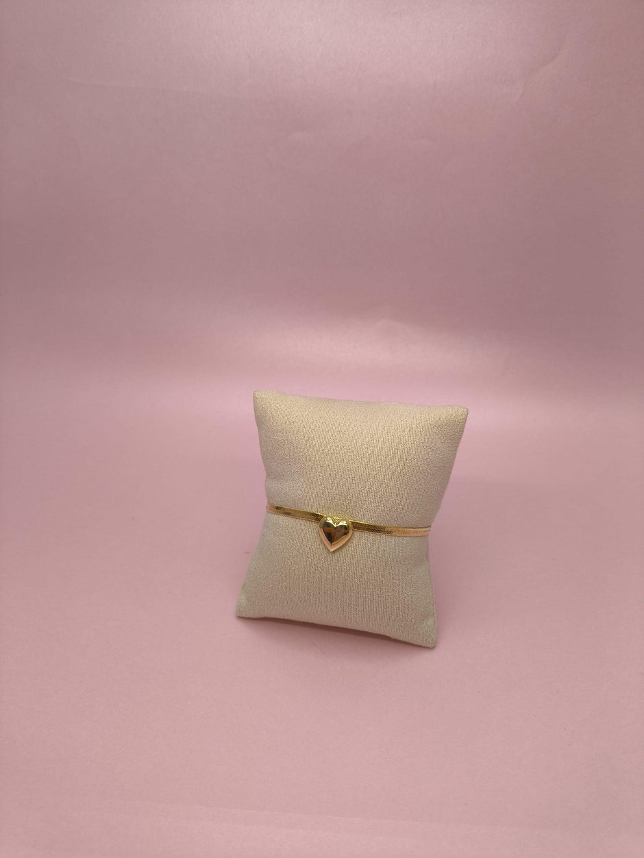 Pulseira Laminada com Coração: delicadeza romântica em cada detalhe do seu look