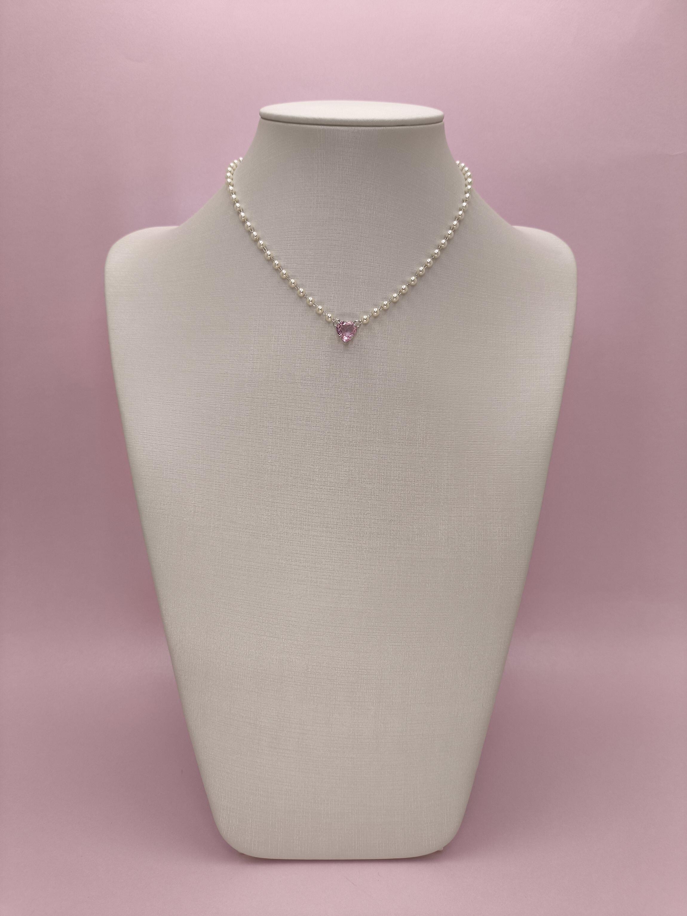 Colar de Pérolas com Coração Rosa