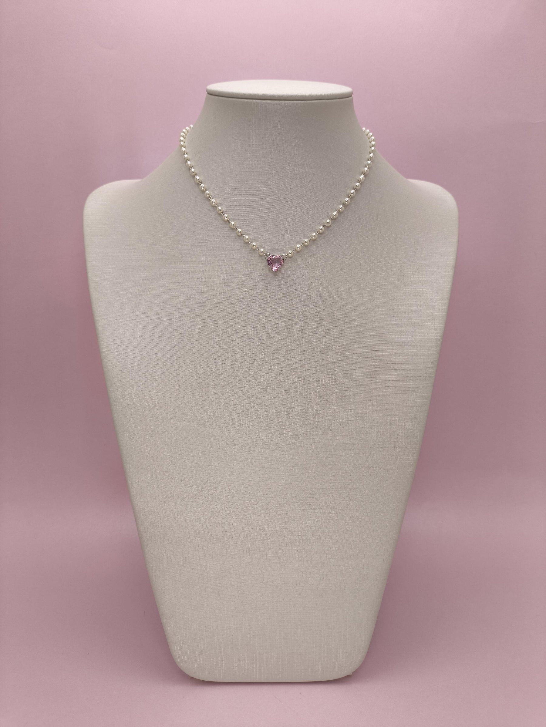 Colar de Pérolas com Coração Rosa
