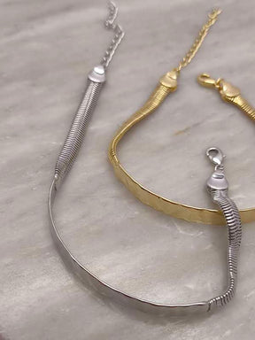 Pulseira Malha com Detalhe Martelado: textura elegante e acabamento brilhante para destacar o seu estilo