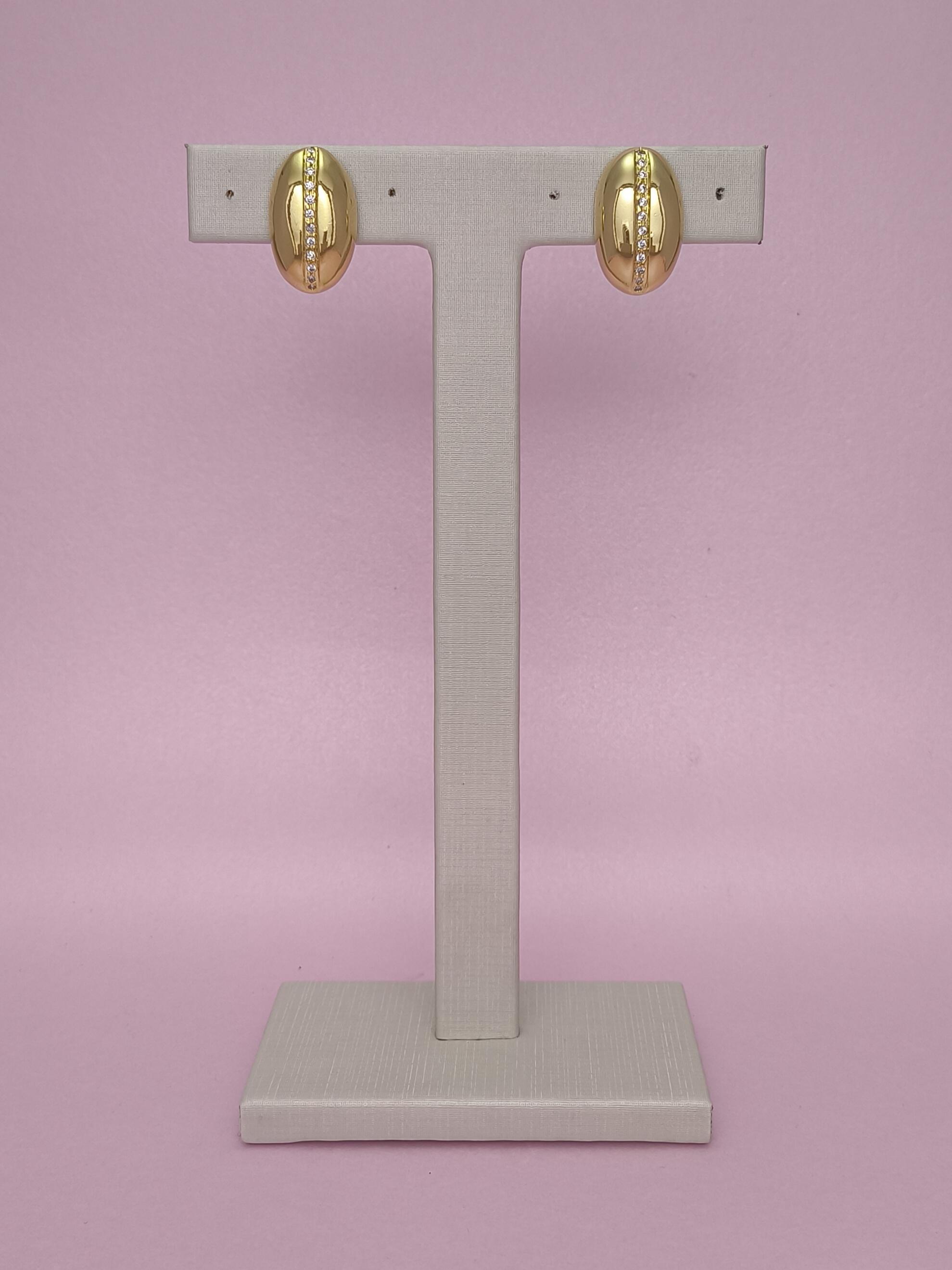 Brinco Liso Cravejado: Sofisticação Minimalista Com Brilho Delicado