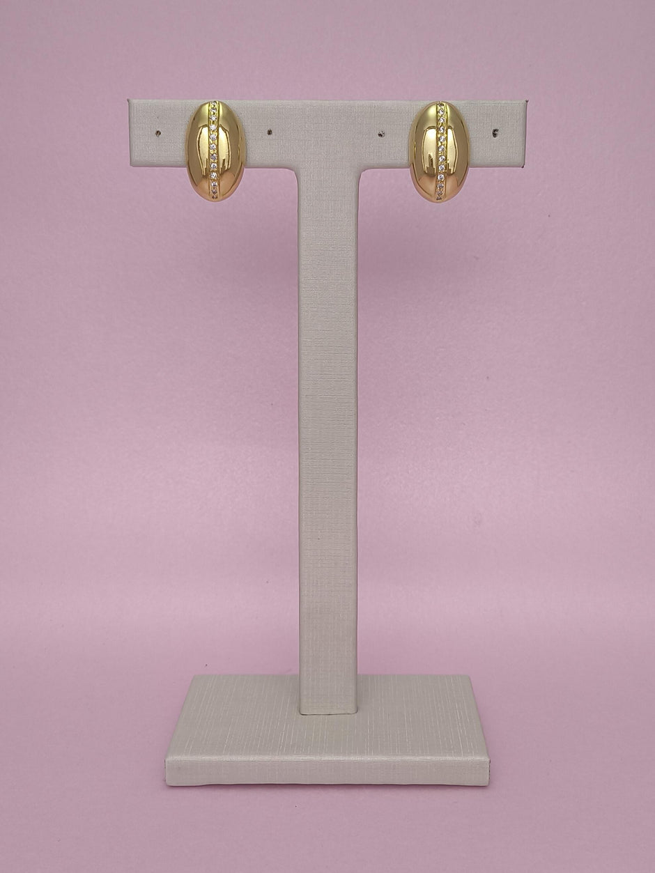 Brinco Liso Cravejado: Sofisticação Minimalista Com Brilho Delicado