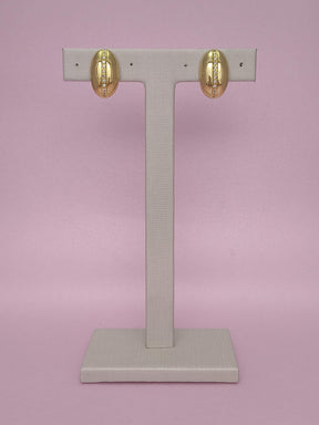 Brinco Liso Cravejado: Sofisticação Minimalista Com Brilho Delicado