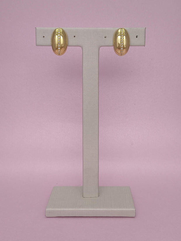 Brinco Liso Cravejado: Sofisticação Minimalista Com Brilho Delicado