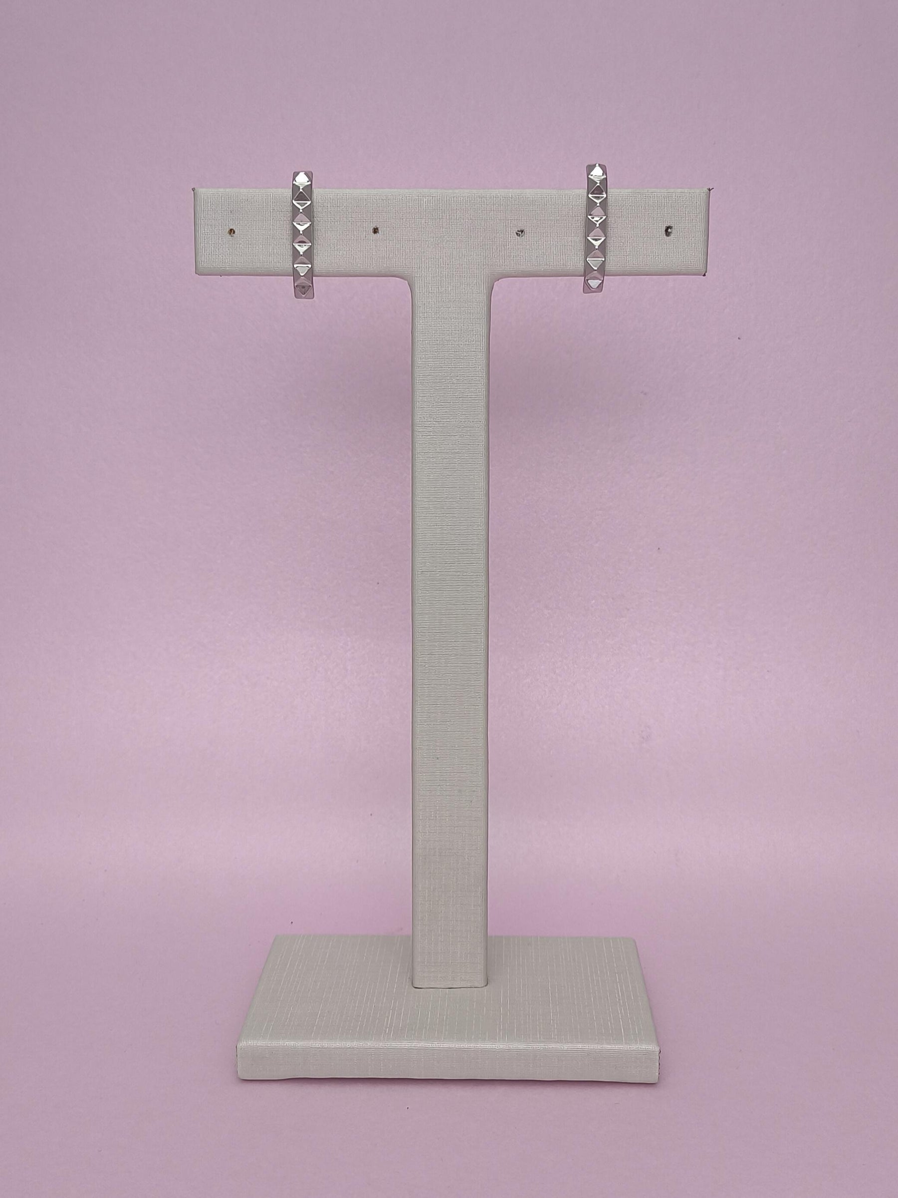 Ear Hook Linear Triângulos: sofisticação geométrica para um visual marcante