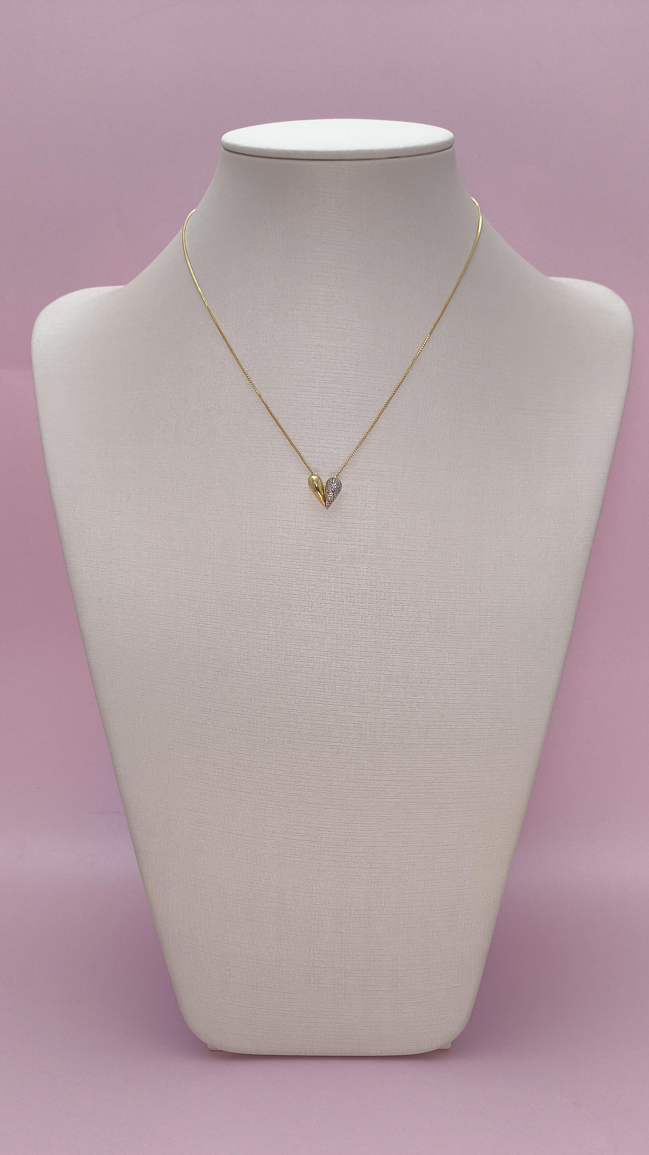 Colar com Pingente de Coração Liso e Cravejado