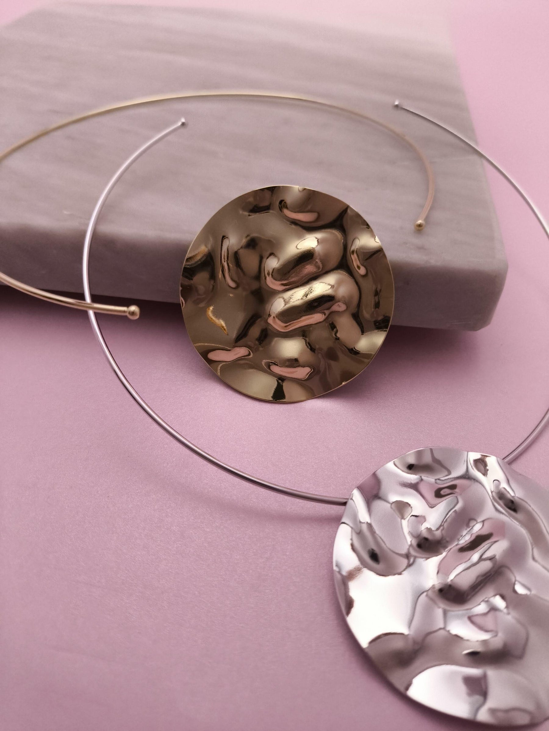 Choker Com Pingente Redondo Martelado: Versatilidade E Estilo Em Uma Peça Única