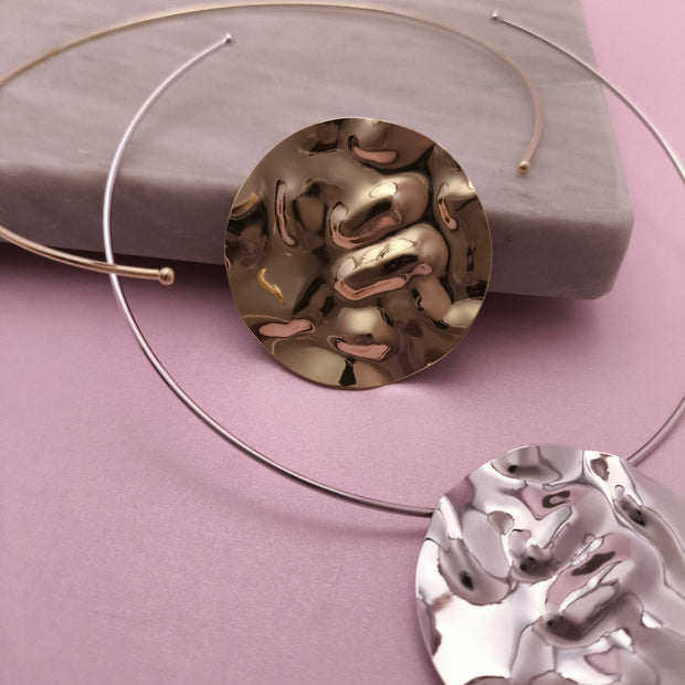 Choker Com Pingente Redondo Martelado: Versatilidade E Estilo Em Uma Peça Única