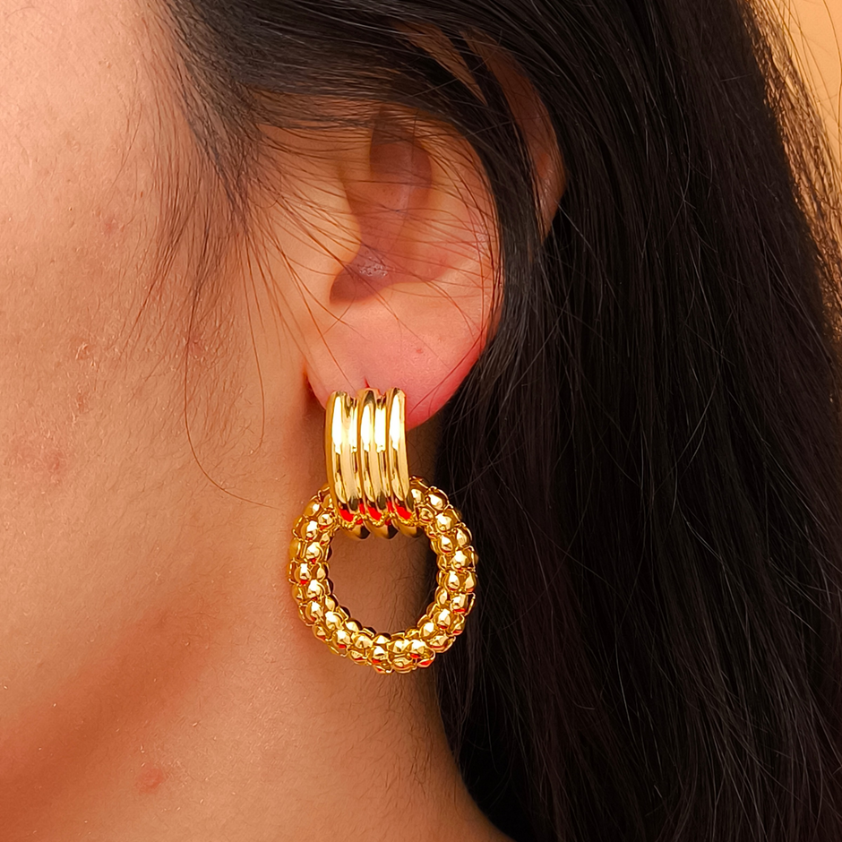 Brinco com pendente circular facetado