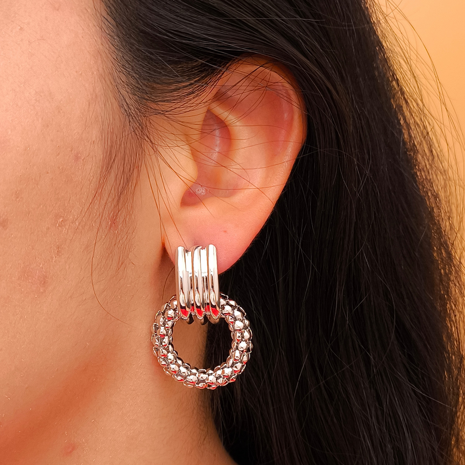 Brinco com pendente circular facetado