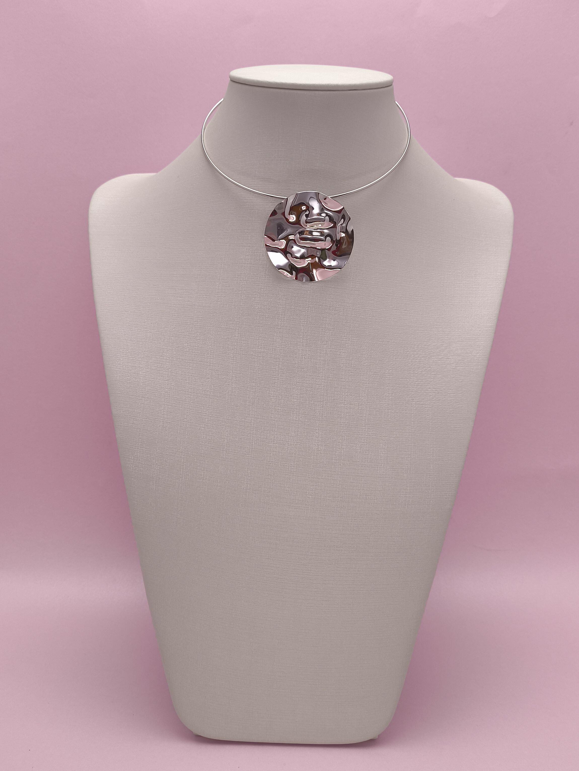 Choker Com Pingente Redondo Martelado: Versatilidade E Estilo Em Uma Peça Única