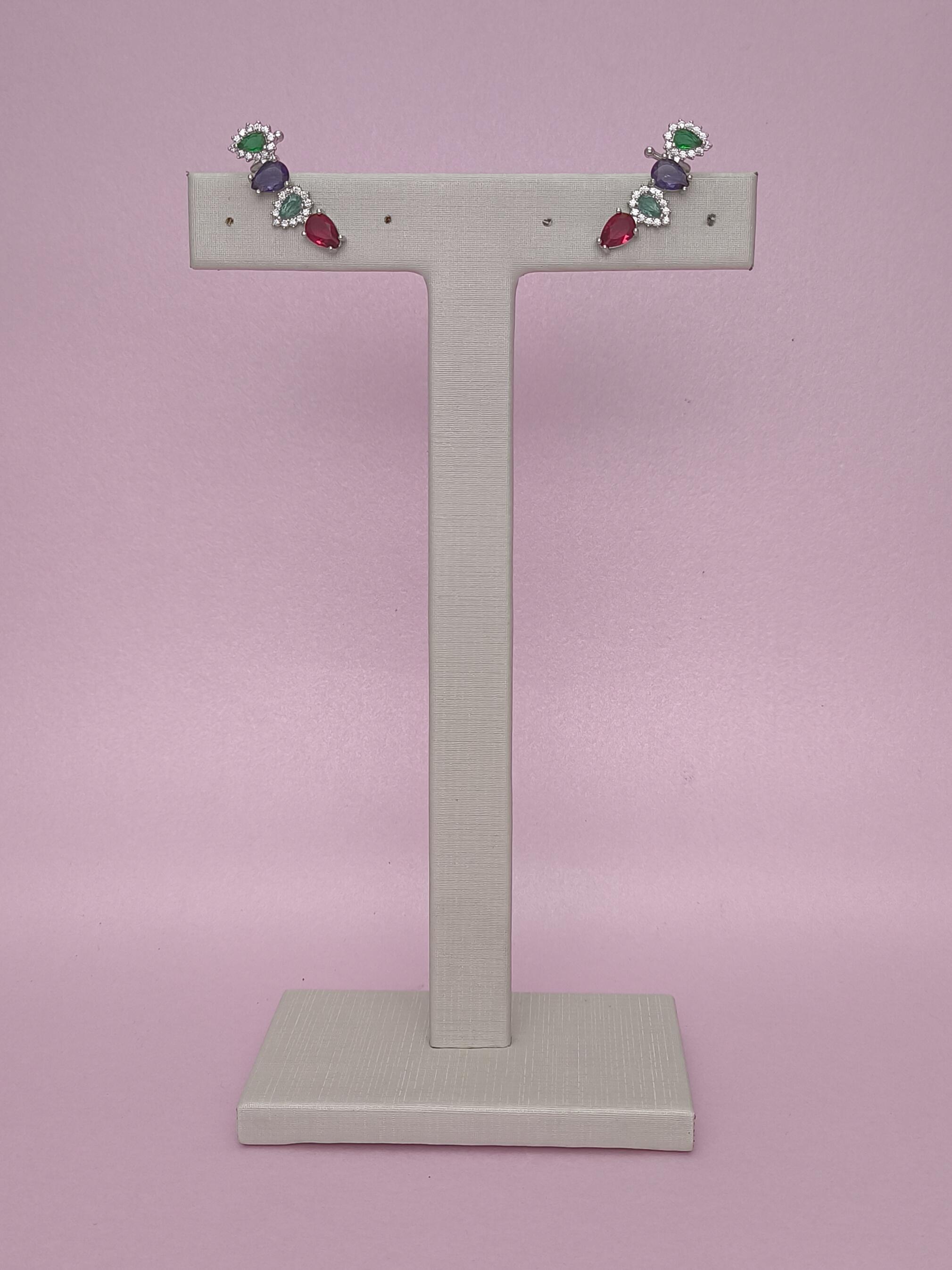 Earcuff com Gotas Cravejadas e Coloridas: ousadia e delicadeza em um mix vibrante que valoriza o seu estilo